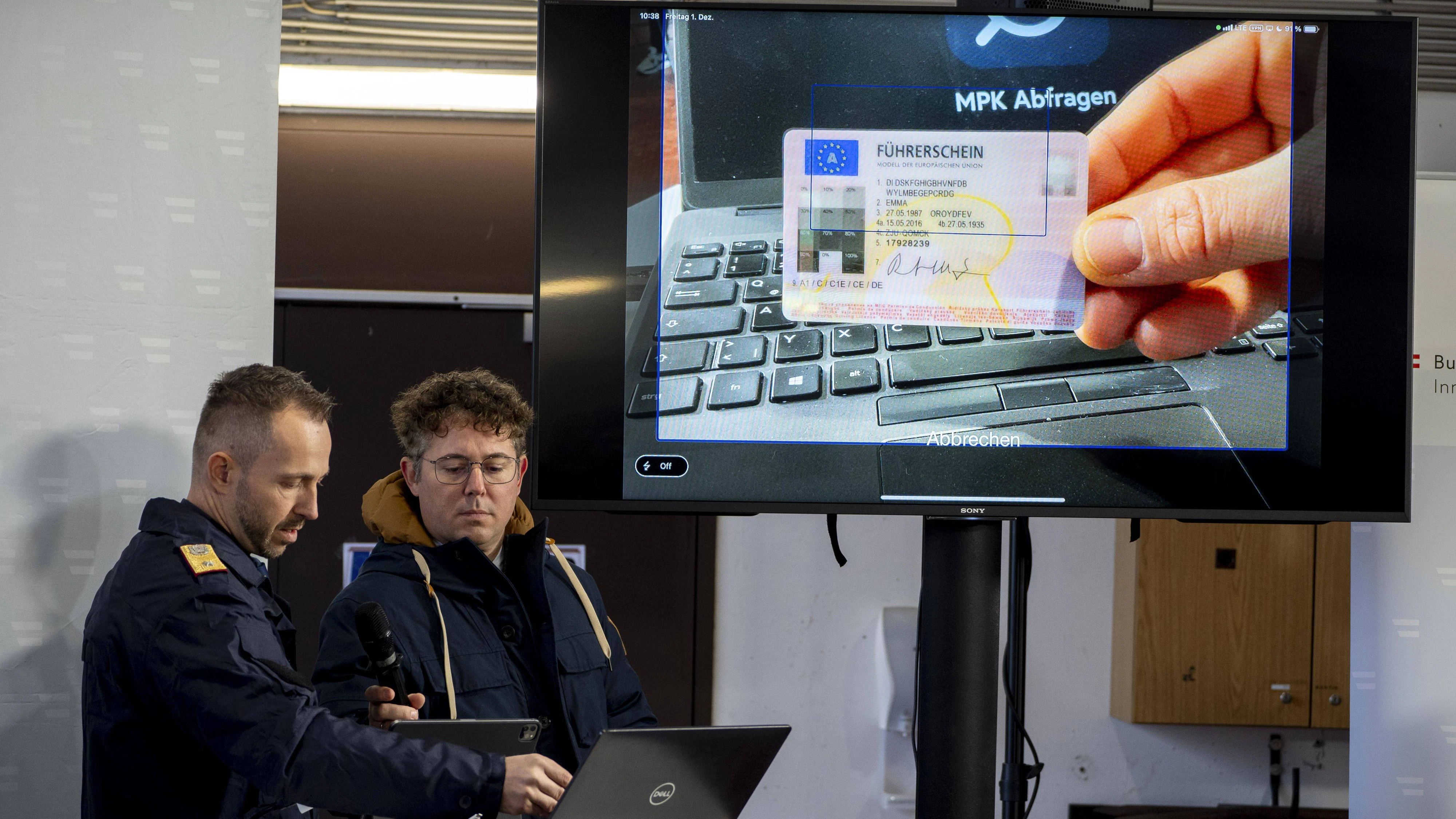 Polizisten bei Durchführung einer Verkehrskontrolle mit dem digitalen Führerschein. Archivbild