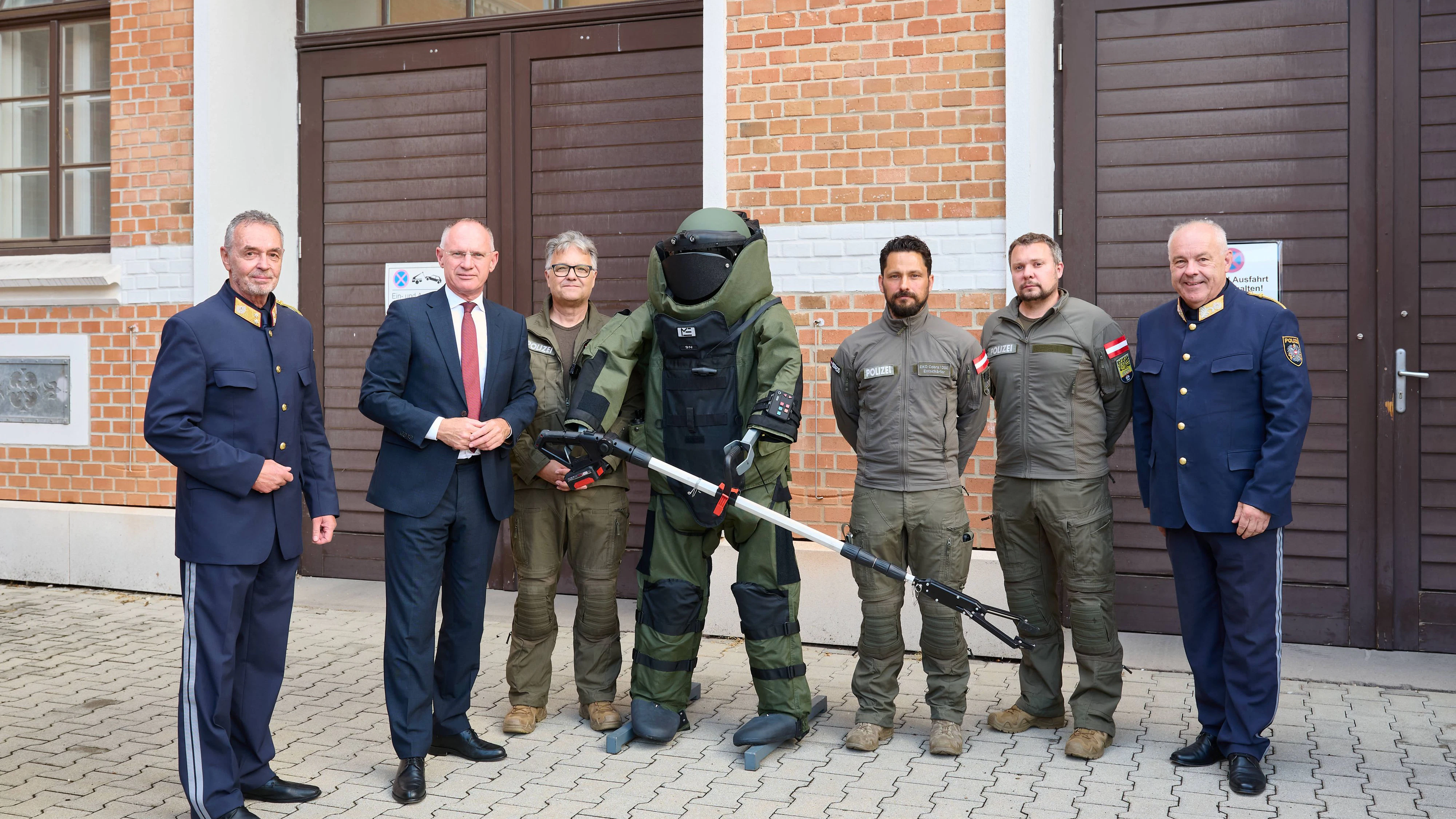 Heute.at - Neue Schutzanzüge für die Bomben-Experten