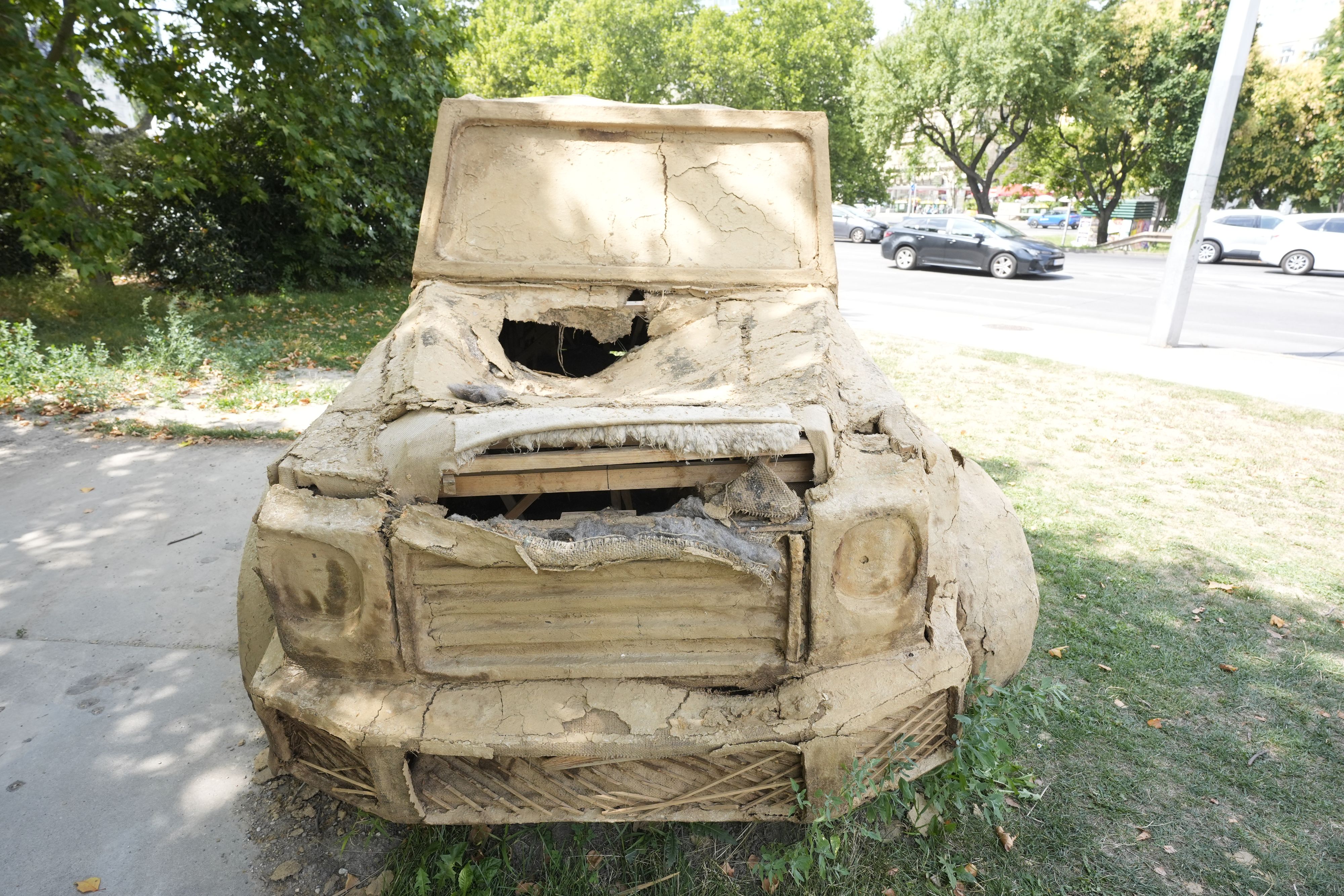 Heute.at - Luxus-Mercedes verrottet jetzt am Wiener Karlsplatz