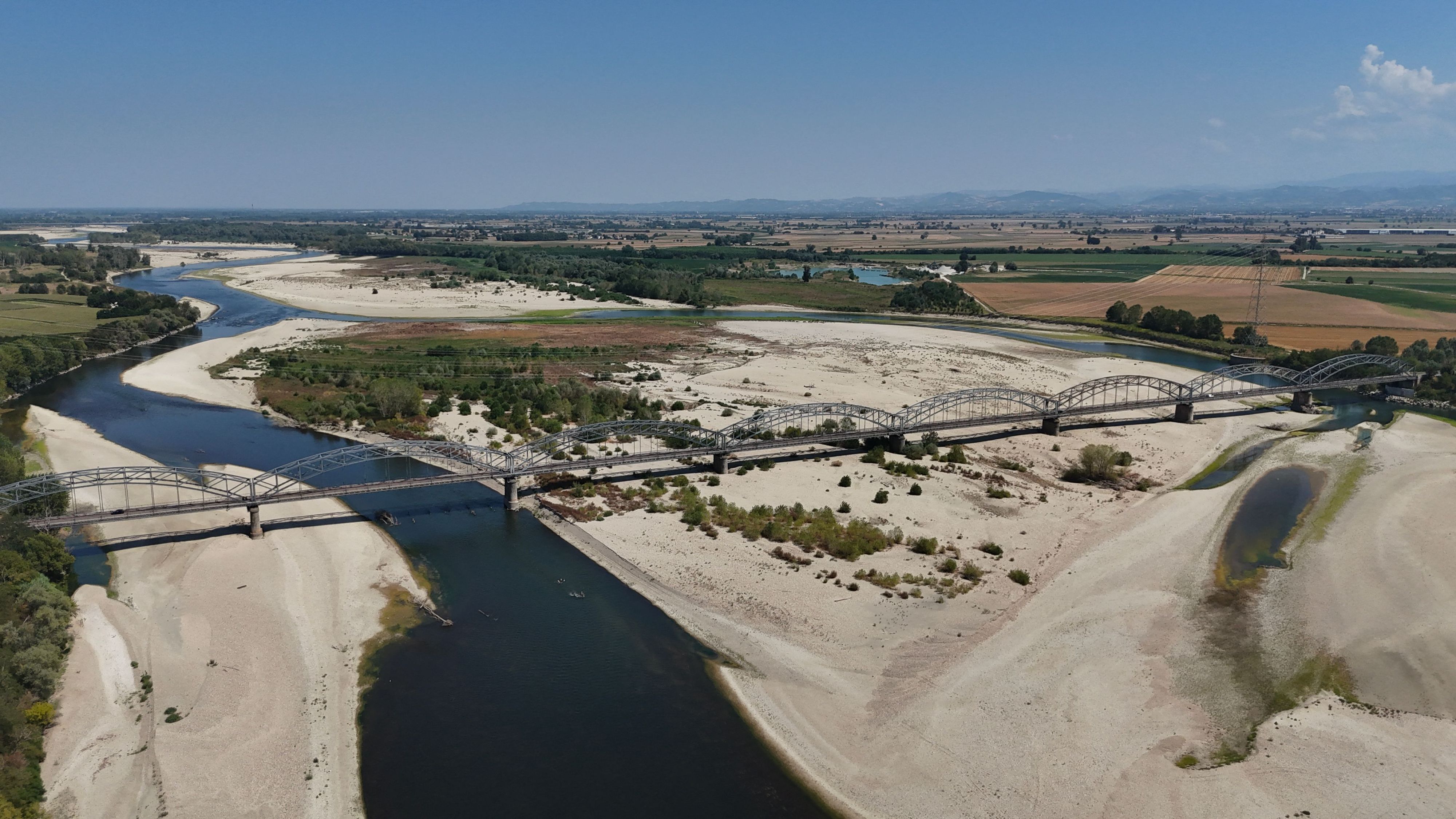 Diese Luftaufnahme zeigt die Sandbänke, die durch das zurückgehende Wasser des Po in Mezzana Bigli bei Pavia in Norditalien am 8. August 2026 freigelegt wurden.