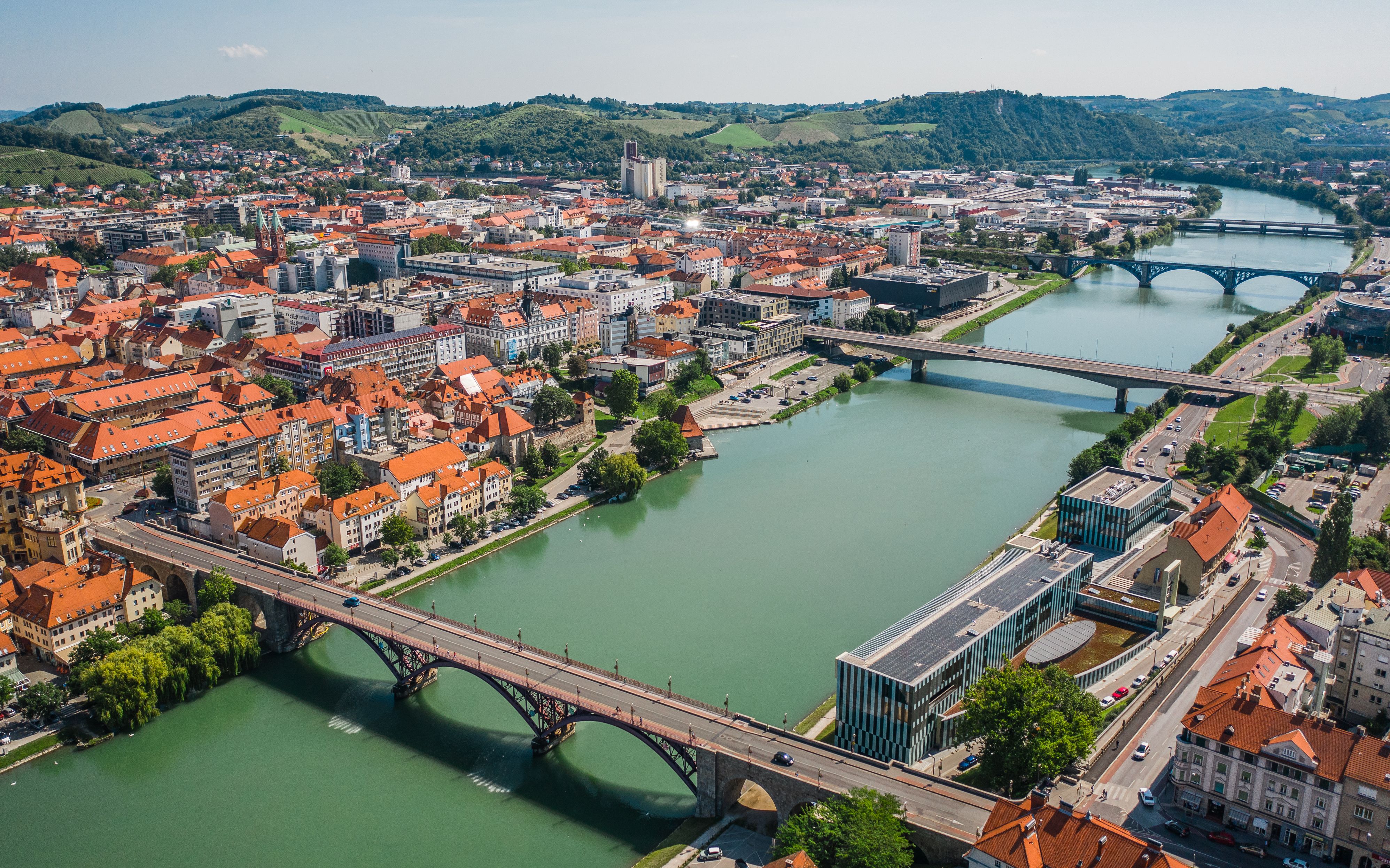In Maribor stürzte ein kleines Kind in die Drau. 