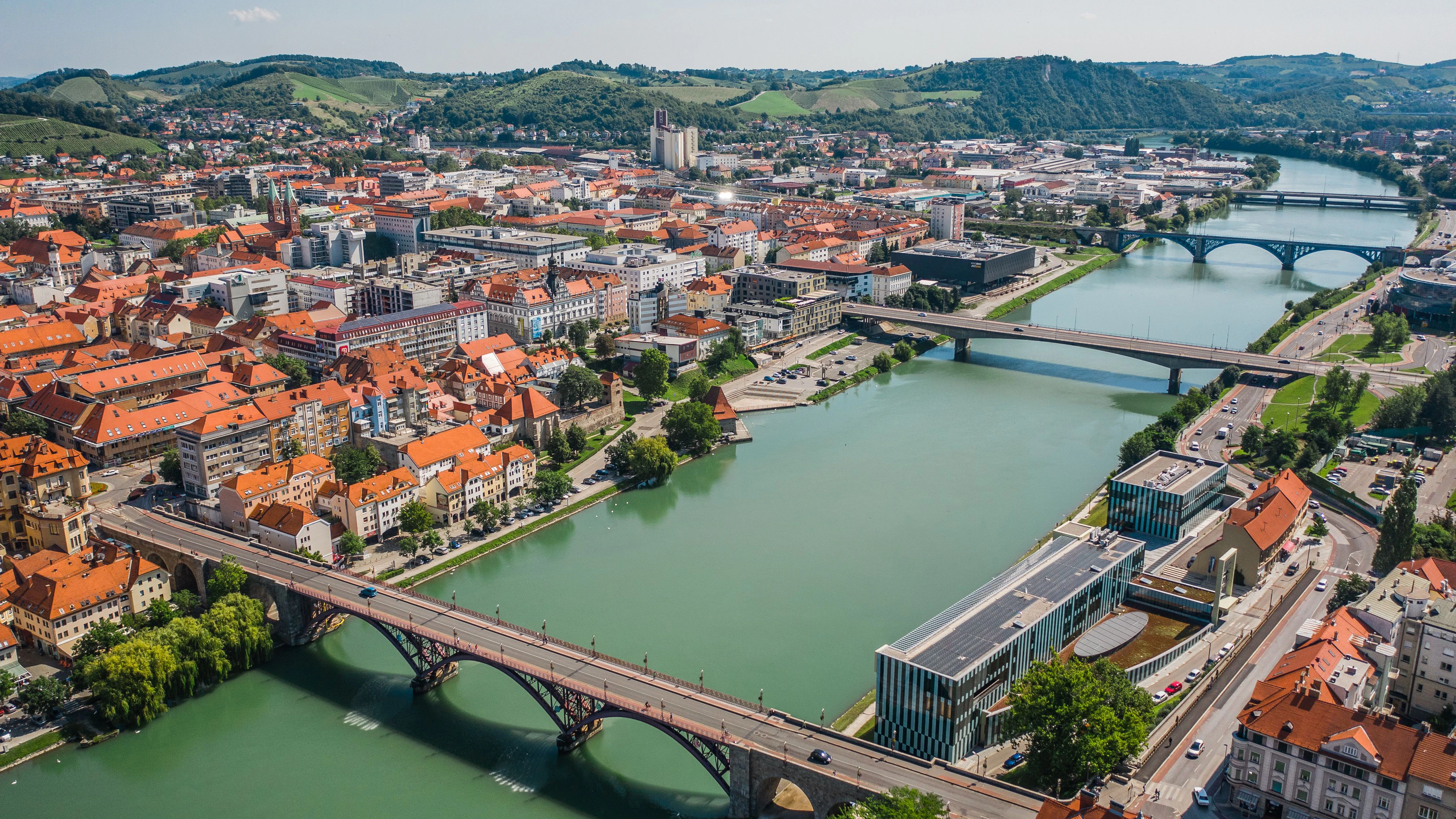 In Maribor stürzte ein kleines Kind in die Drau. 