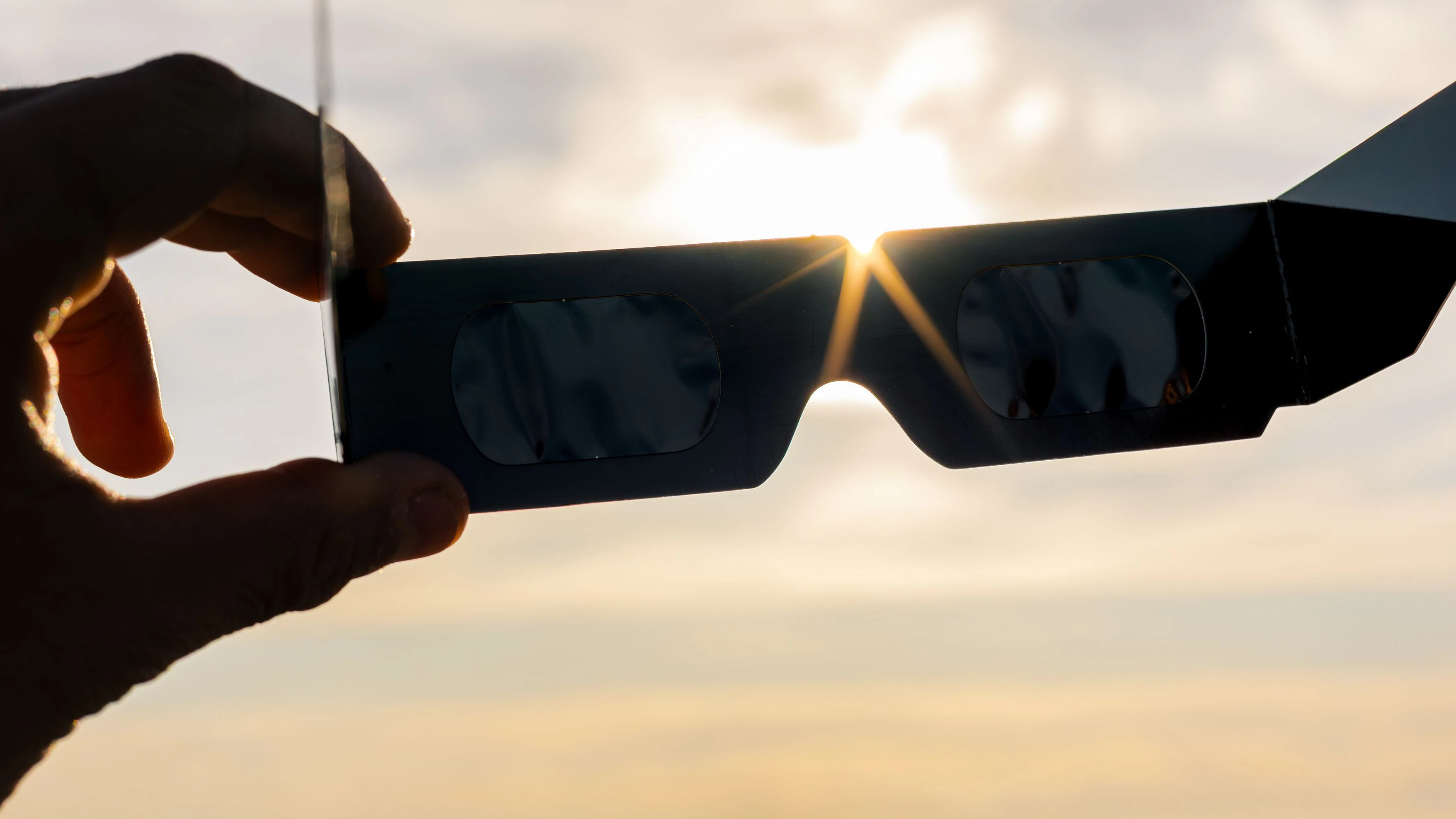 Heute.at - Hype um Sonnenfinsternis: Brillen fast ausverkauft