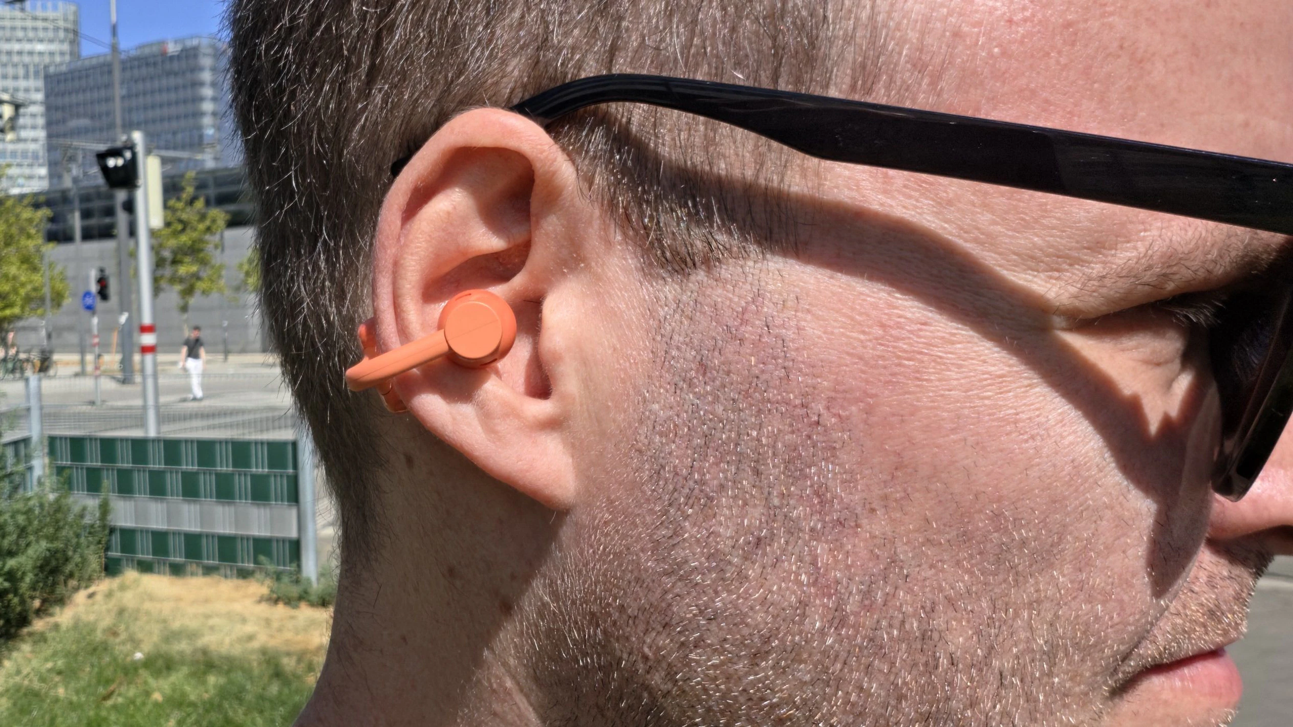 Man hängt die CMF Clip Pro an den Rand des Ohres – wo sie überraschend stabil halten.