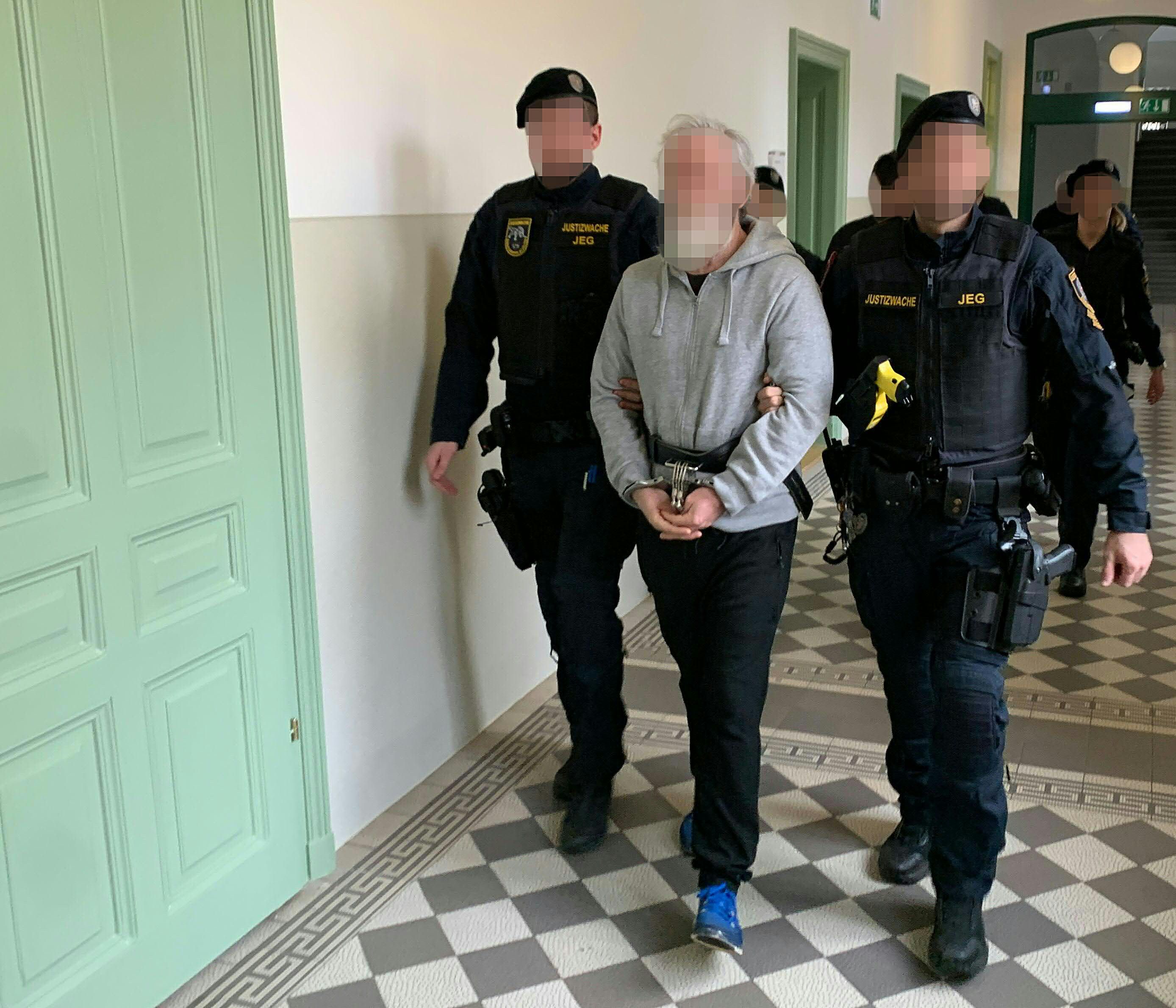 Prozess gegen drei Männer wegen u.a. schweren Raubes und Mordversuchs (nach Home Invasion und Schüssen auf Polizisten). Aufnahme vom 25. Februar 2026 am Landesgericht St. Pölten.