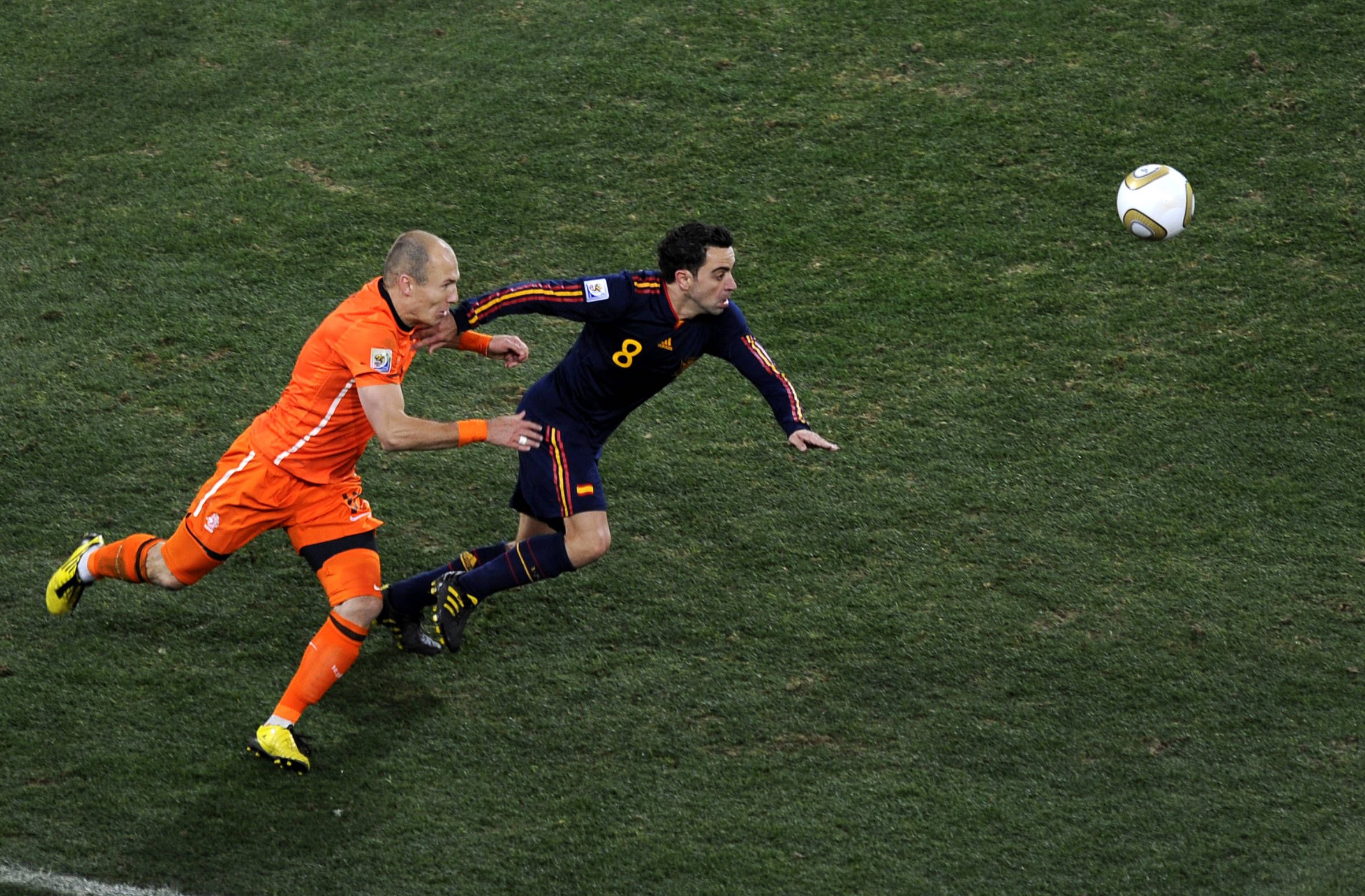 Xavi Hernandez im WM-Finale 2010 gegen Arjen Robben. 