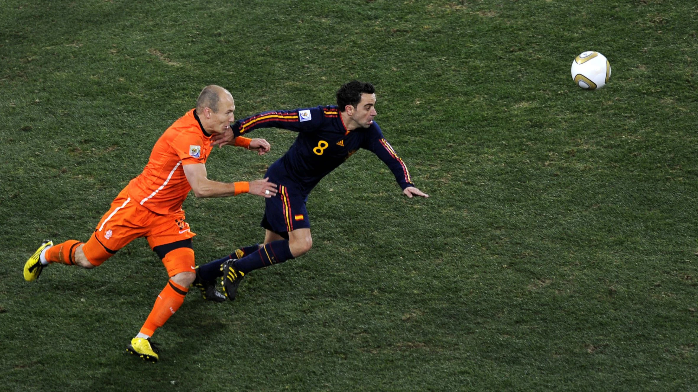 Xavi Hernandez im WM-Finale 2010 gegen Arjen Robben. 