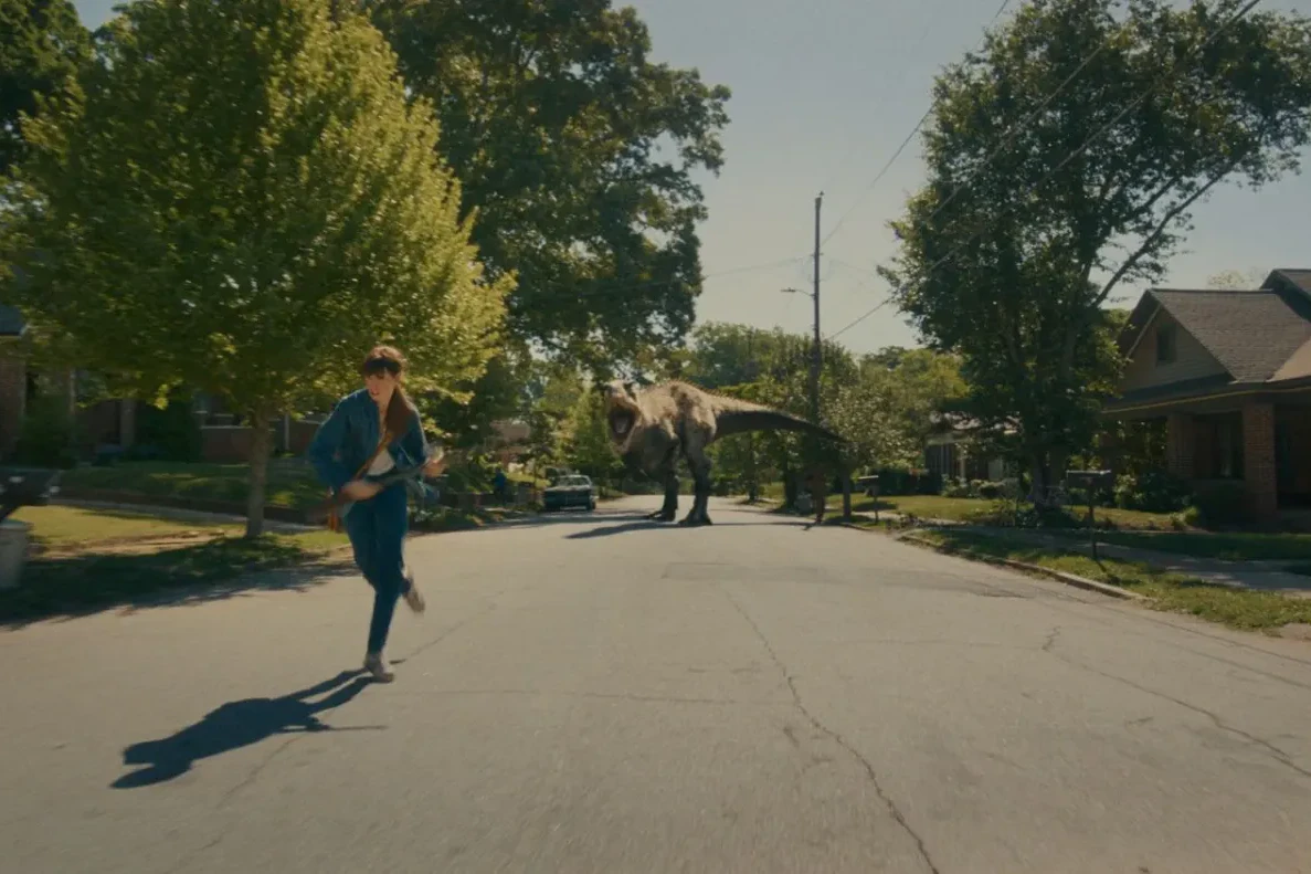 Ein bisschen wie "Jurassic Park": Anne Hathaway auf der Flucht vor einem T-Rex