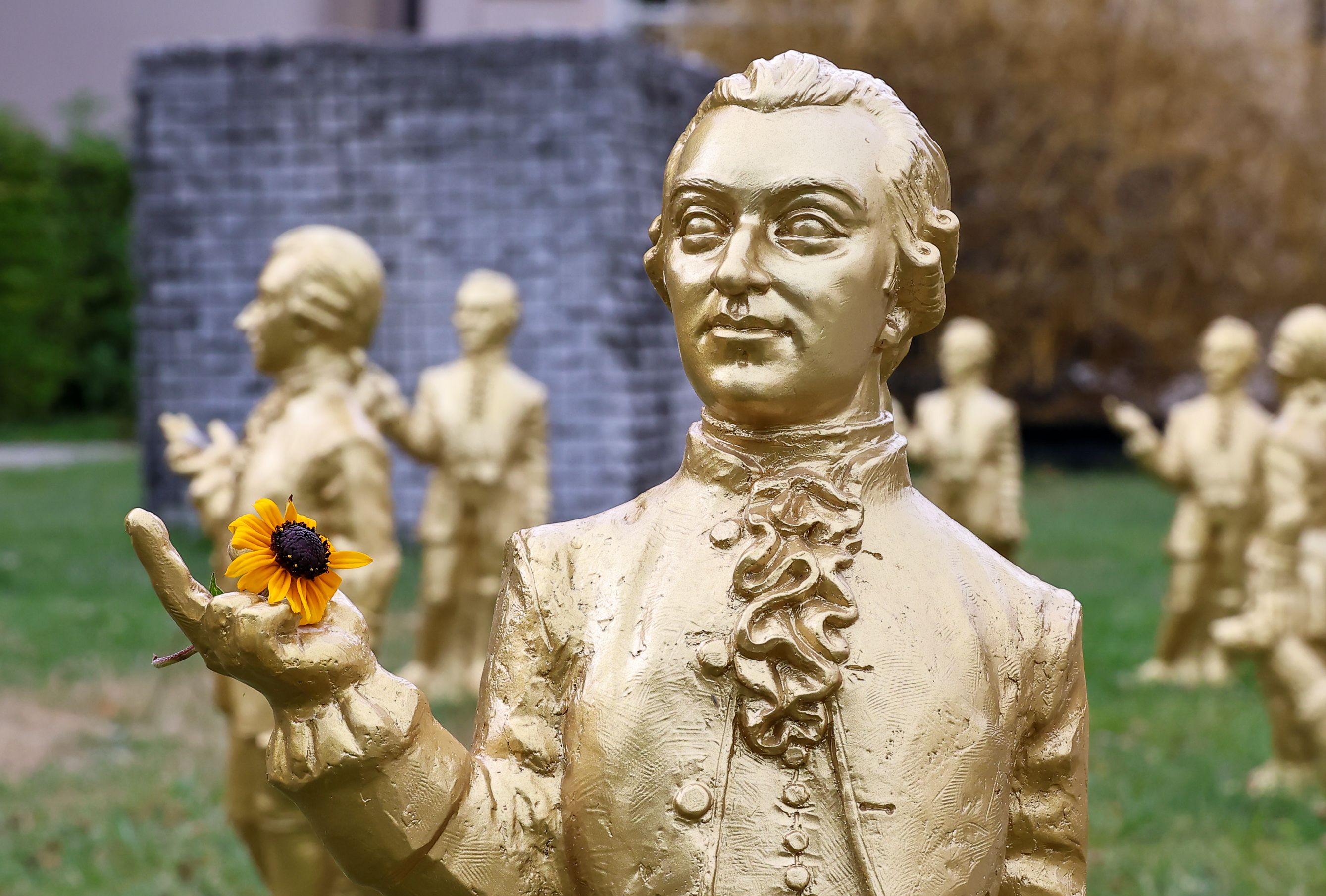 Gerade einmal 20 Mini-Mozarts blieben übrig, bevor die Ausstellung beendet wurde.