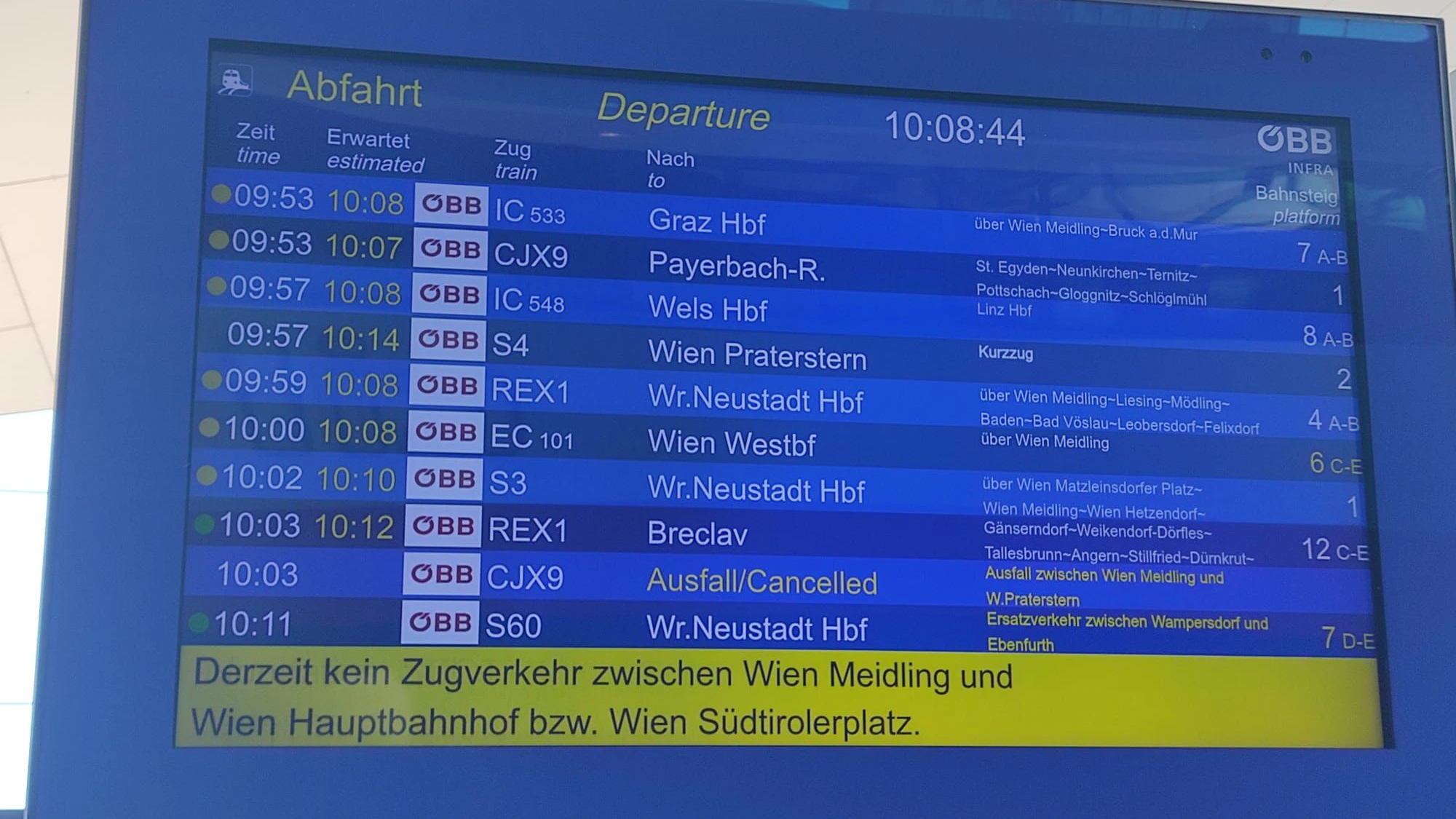 Heute.at - Lkw kracht gegen Brücke – Zug-Chaos in Wien