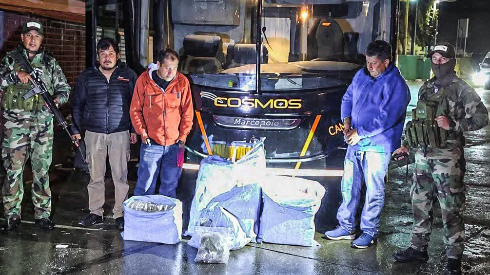 Heute.at - 86 Kilo Marihuana! Polizei konfisziert Mannschaftsbus