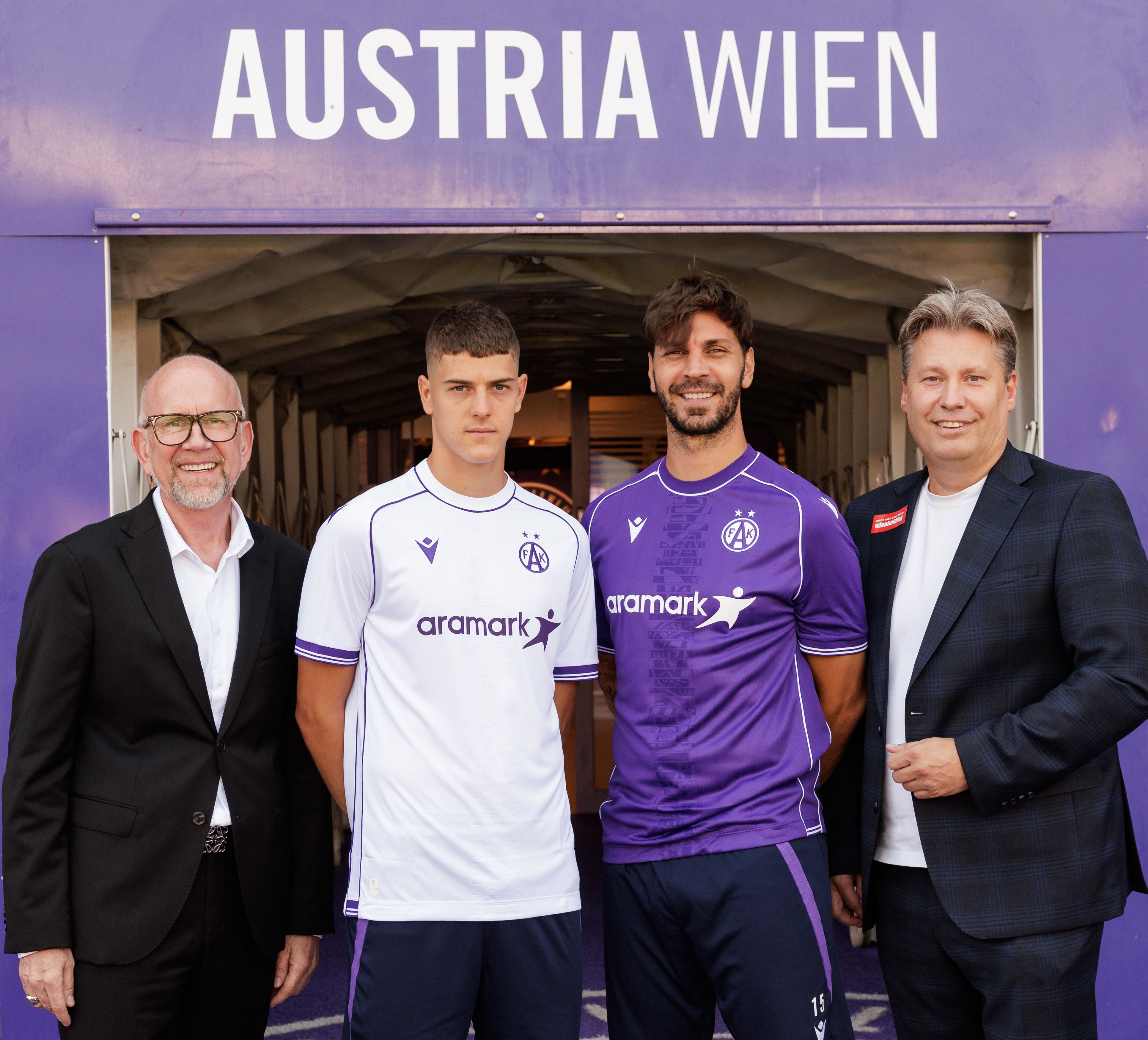 Vasilije Markovic und Aleks Dragovic präsentieren das Austria-Trikot mit dem neuen Brustsponsor. 