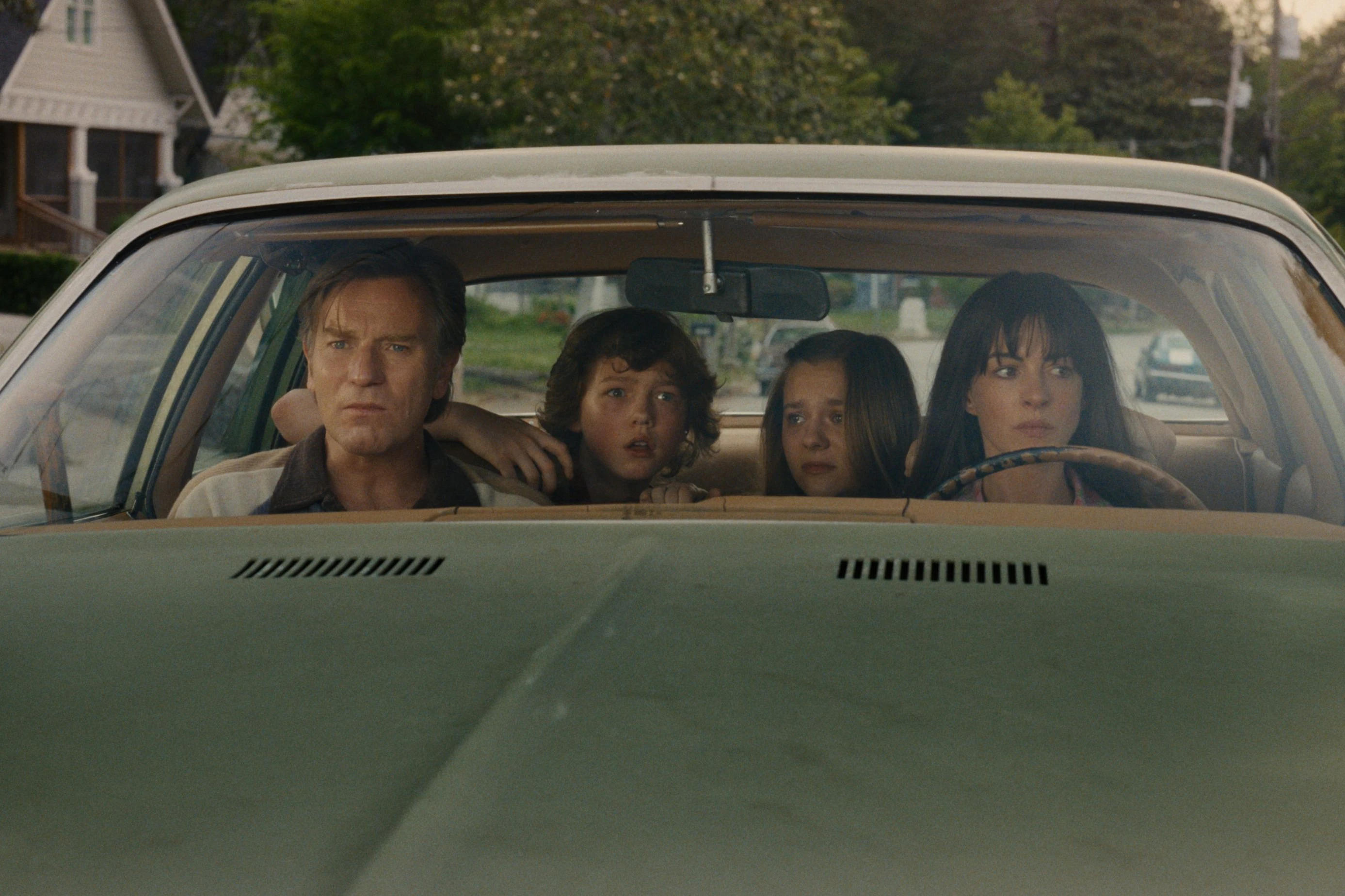 Familie Platt (Ewan McGregor, Christian Convery, Maisy Stella und Anne Hathaway) landet in "The End of Oak Street" mitten in einem Alptraum