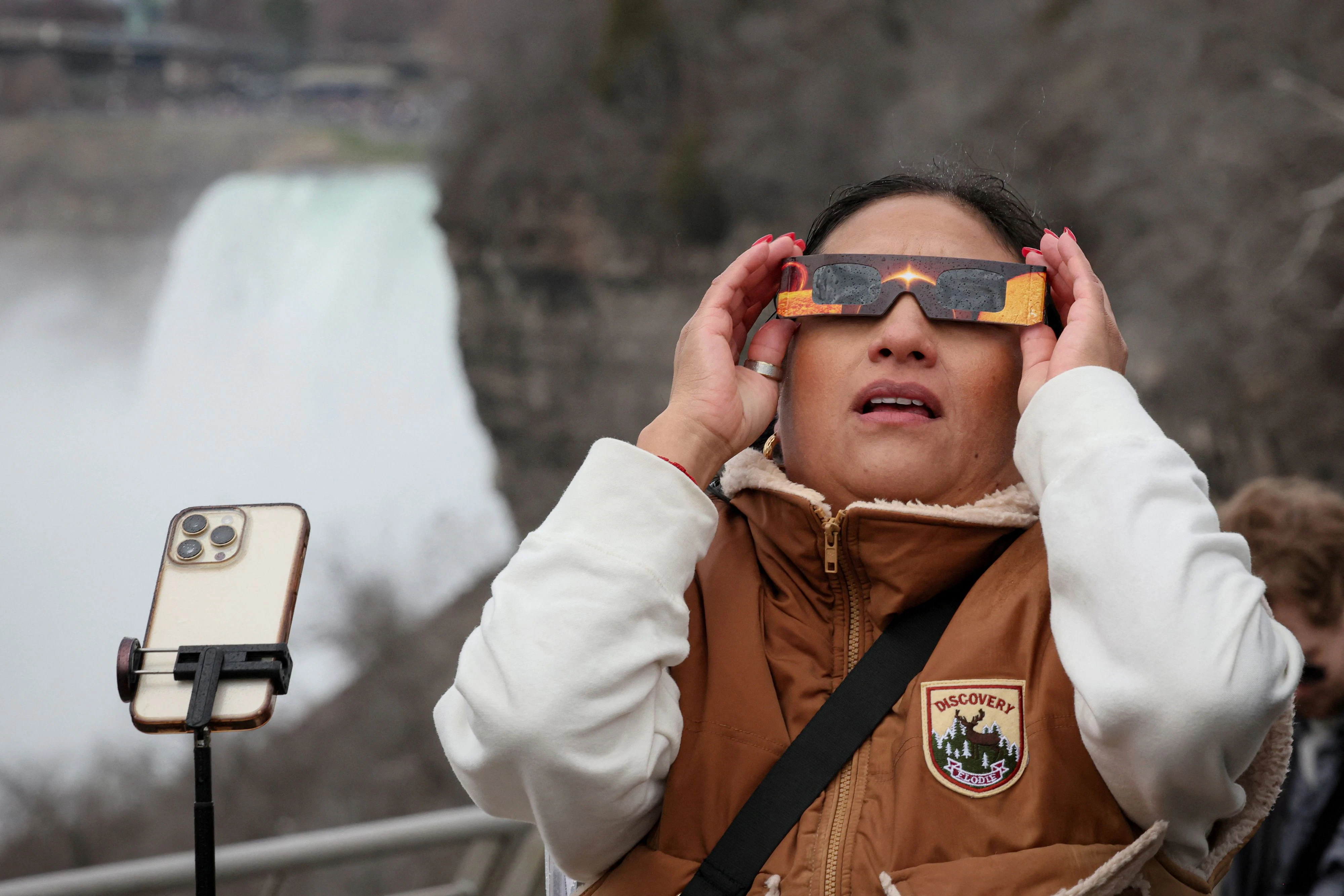 Wer die Sonnenfinsternis ohne Umwege betrachten möchte, braucht unbedingt eine Schutzbrille. Auch Handys sollten nicht direkt auf die Sonne gerichtet werden
