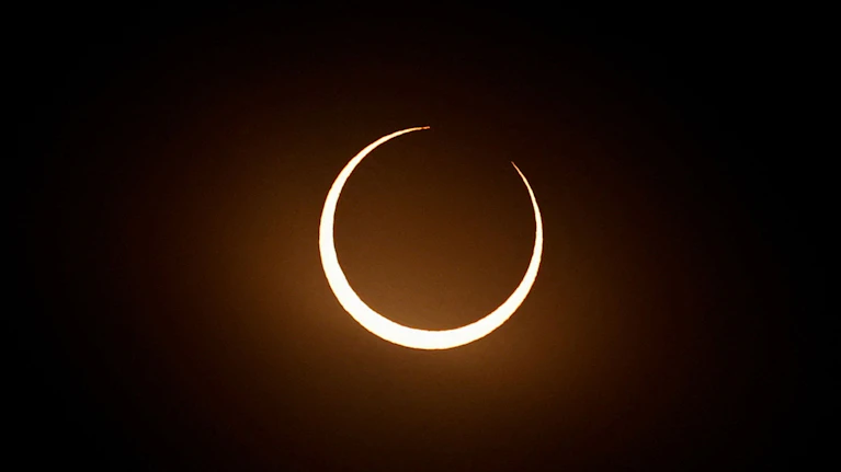 Mittwoch ab 19 Uhr ist Sonnenfinsternis schauen angesagt. Auch wenn es in Österreich keine totale ist, es bleibt beeindruckend. Und wer keine Schutzbrille ergattern konnte, kann sich mit ein paar Haushaltsgegenständen behelfen und das Spektakel sicher verfolgen.