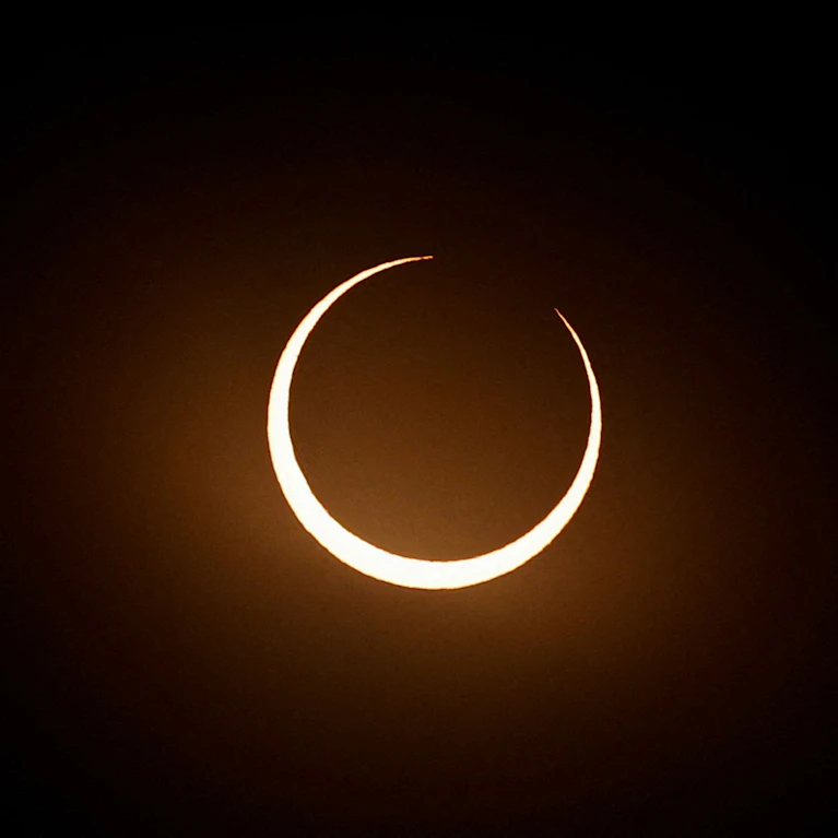 Mittwoch ab 19 Uhr ist Sonnenfinsternis schauen angesagt. Auch wenn es in Österreich keine totale ist, es bleibt beeindruckend. Und wer keine Schutzbrille ergattern konnte, kann sich mit ein paar Haushaltsgegenständen behelfen und das Spektakel sicher verfolgen.