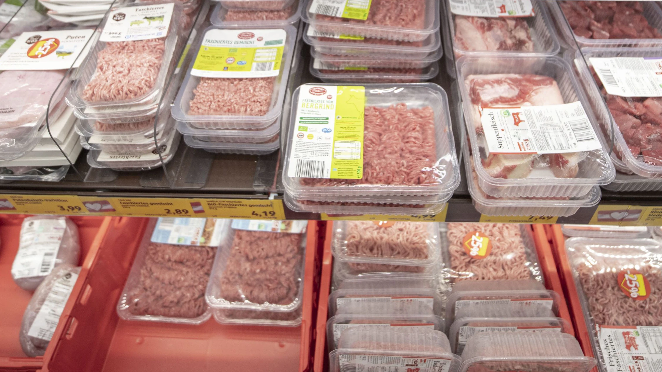 Kühlregal eines Wiener Supermarktes mit Fleischwaren. Archivbild