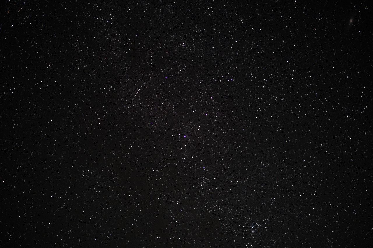 Perseiden Meteorschauer am Nachthimmel