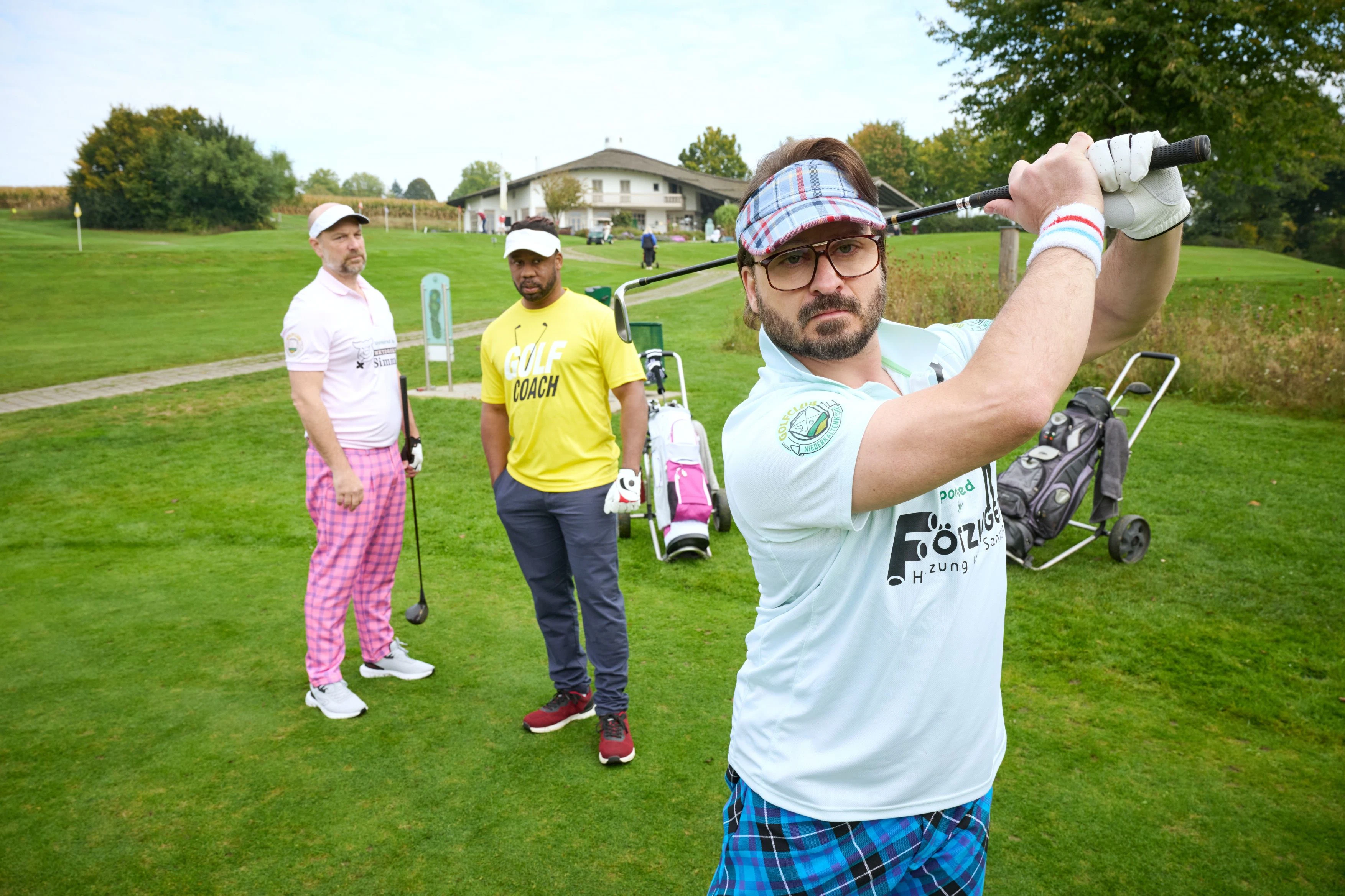 Machen wie immer eine gute Figur: Der ewig notgeile Installateur Flötzinger (Daniel Christensen, r.) und der Metzger Simmerl (Stephan Zinner, l.) spielen jetzt Golf
