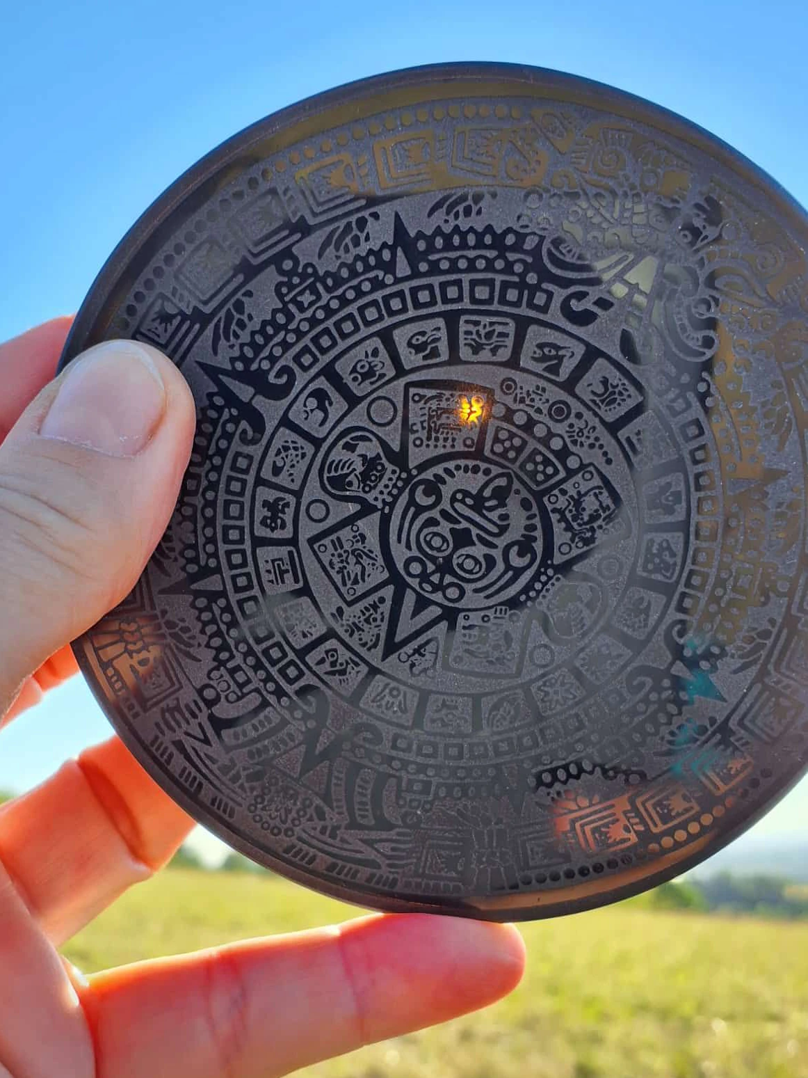 Besonders kreativ war "Heute"-Leserin Eva. Sie beobachtete die Sonnenfinsternis mit einer ganz besonderen Methode: einer Maya-Scheibe aus Mexiko.