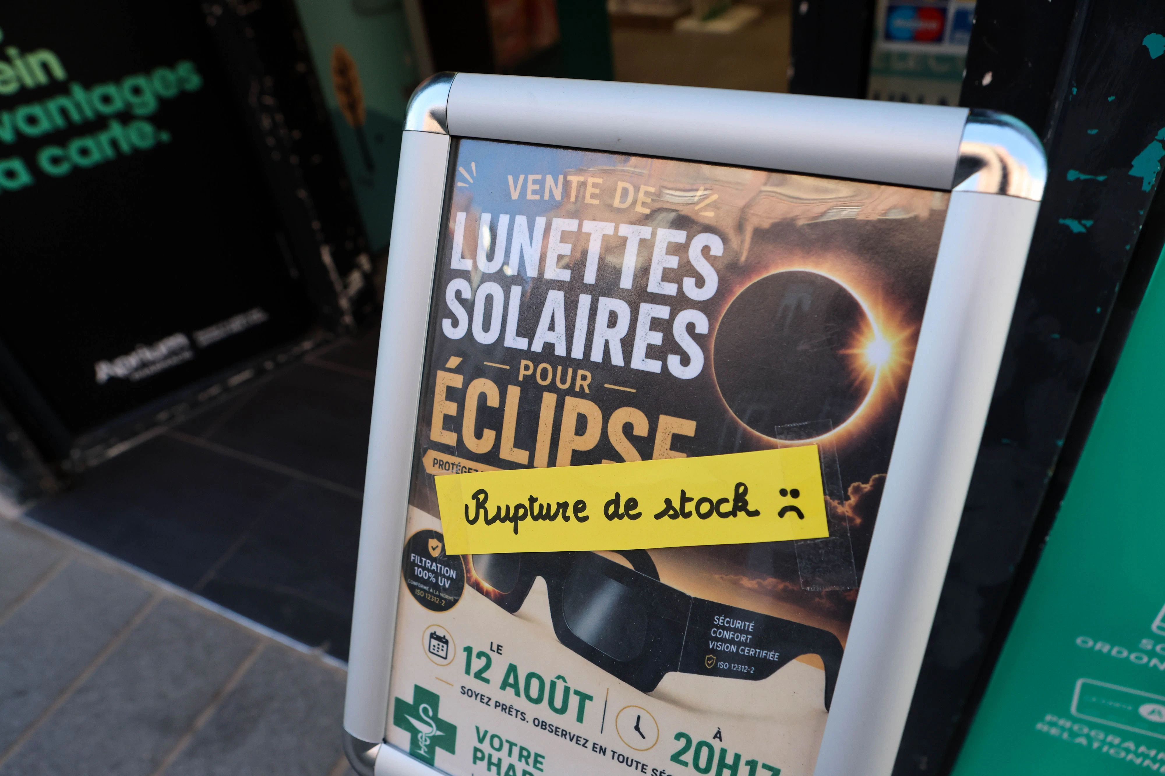 Wie hier bei einer Apotheke in Frankreich sind spezielle Beobachtungsbrillen für die Sonnenfinsternis in ganz Europa seit Tagen ausverkauft