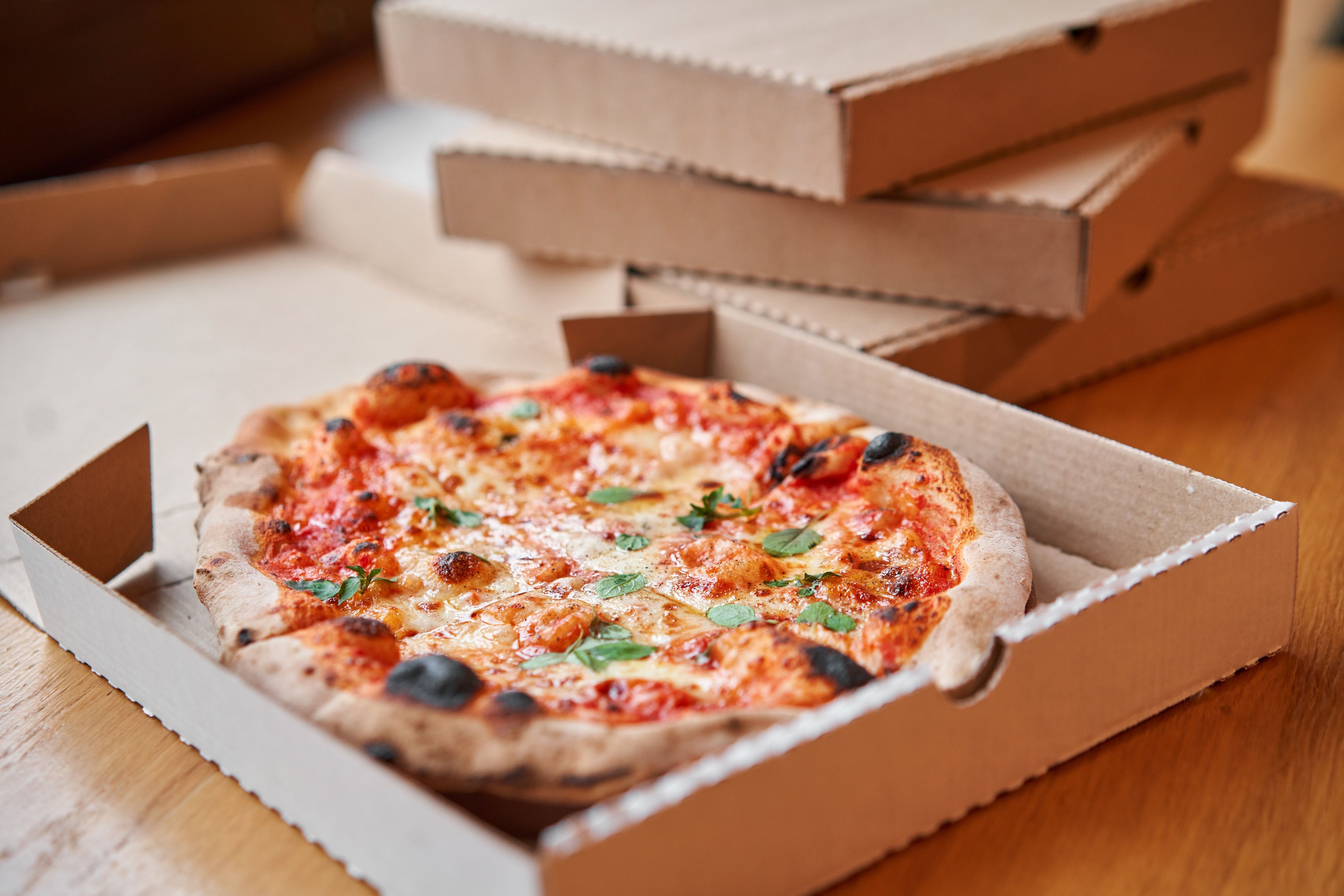 Pizzakartons könnten künftig weniger stark beschichtet sein – Fettflecken werden dadurch schneller sichtbar.