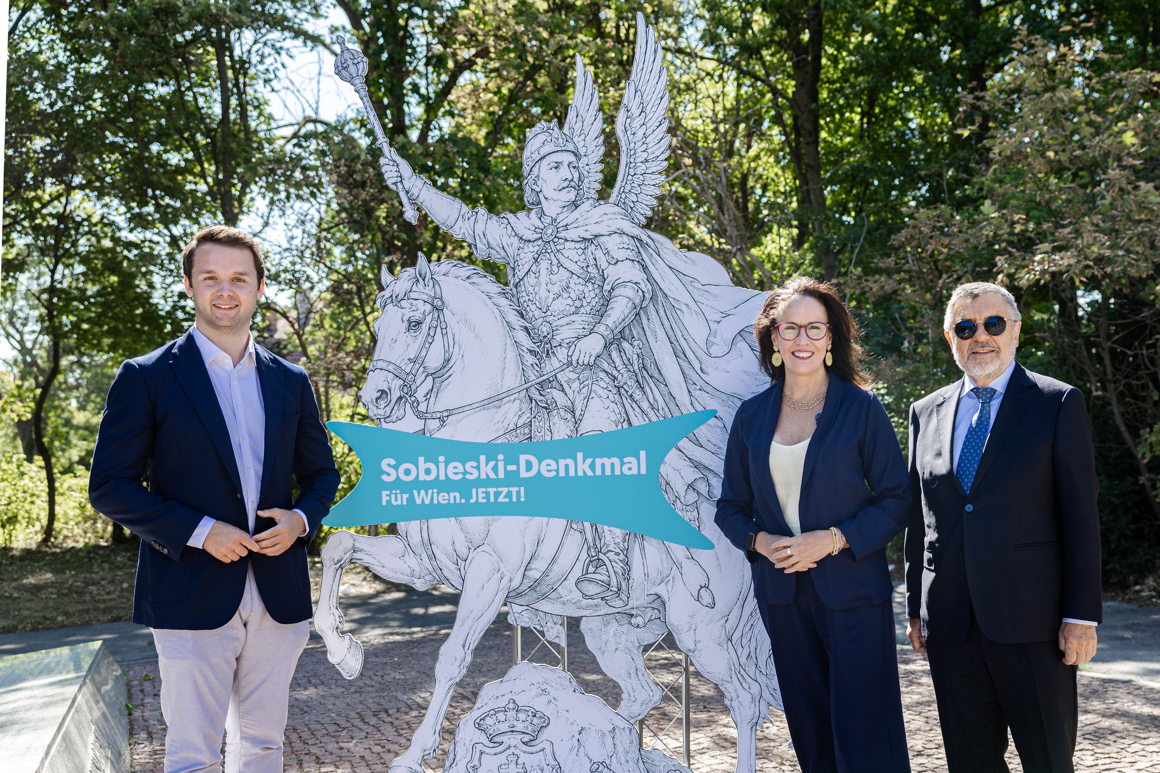 ÖVP-Klubobmann Harald Zierfuß, Stadträtin Kasia Greco und der polnische Botschafter Zenon Kosiniak-Kamysz setzen sich für das Sobieski-Denkmal ein.