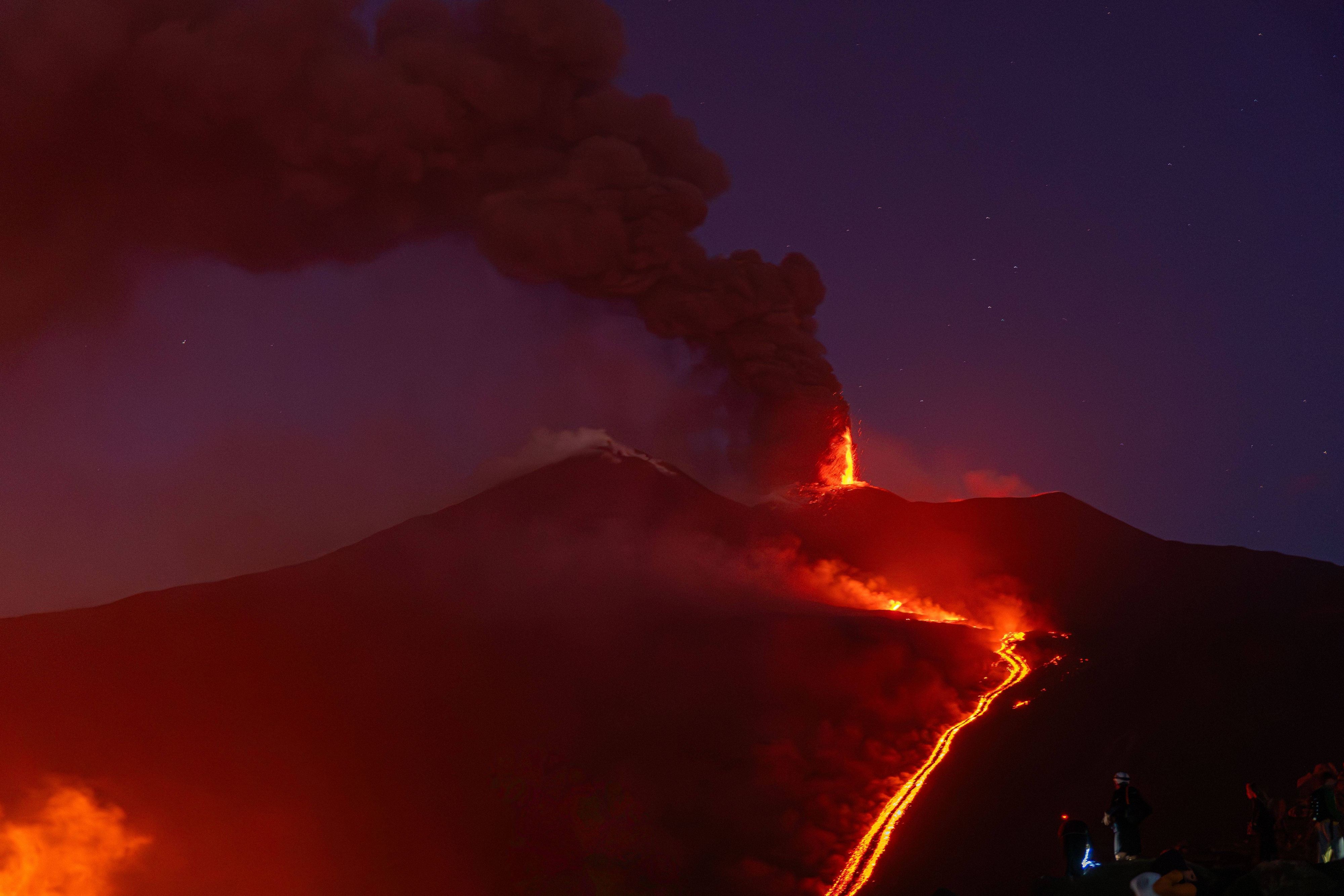 Der Vulkan Ätna spuckt weiterhin Lava, Asche und glühendes Gestein.