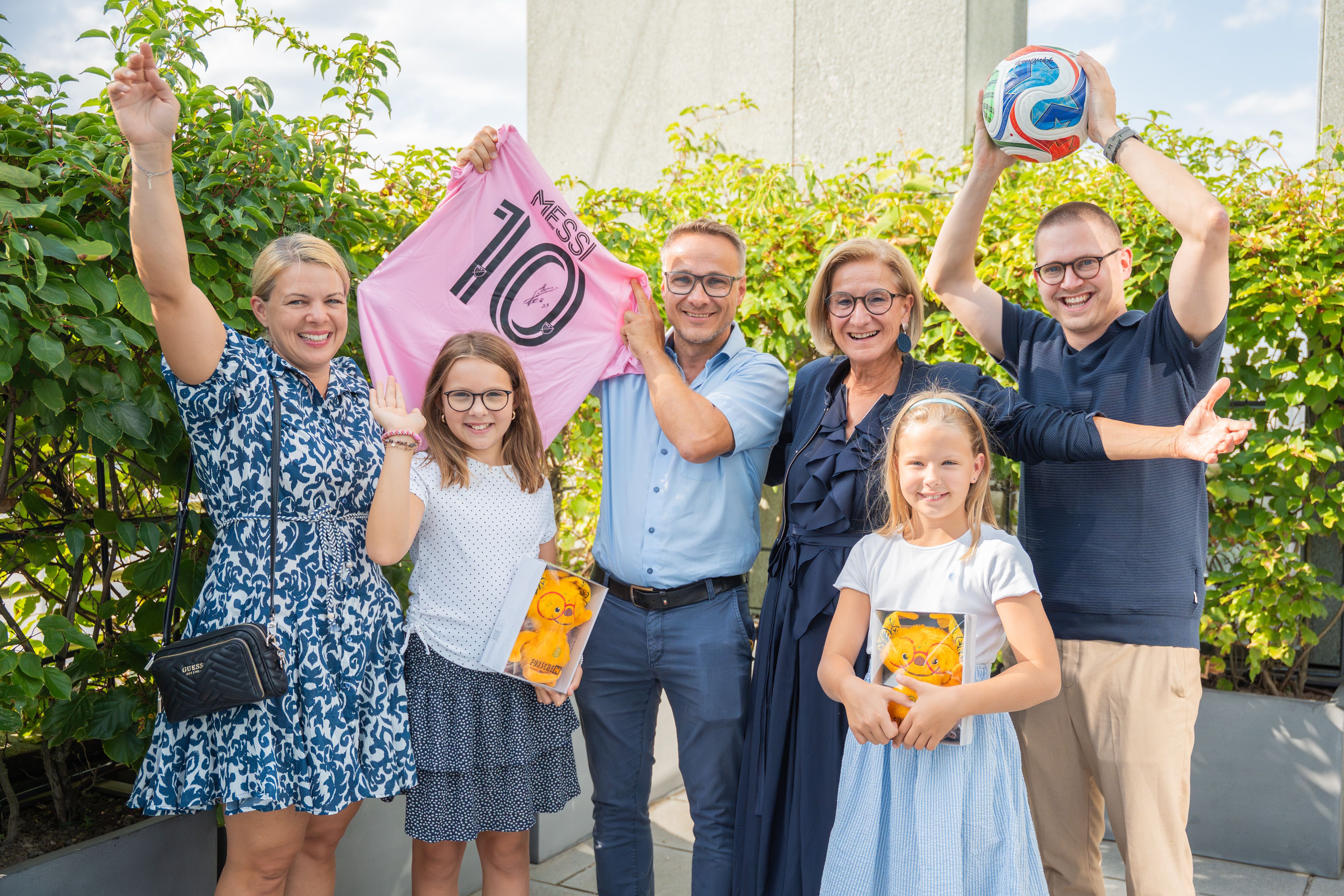 Landeshauptfrau Johanna Mikl-Leitner (ÖVP, 3.v.r.) bei der Gewinnübergabe des NÖ-Tippspiels zur vergangenen Fußball-WM.