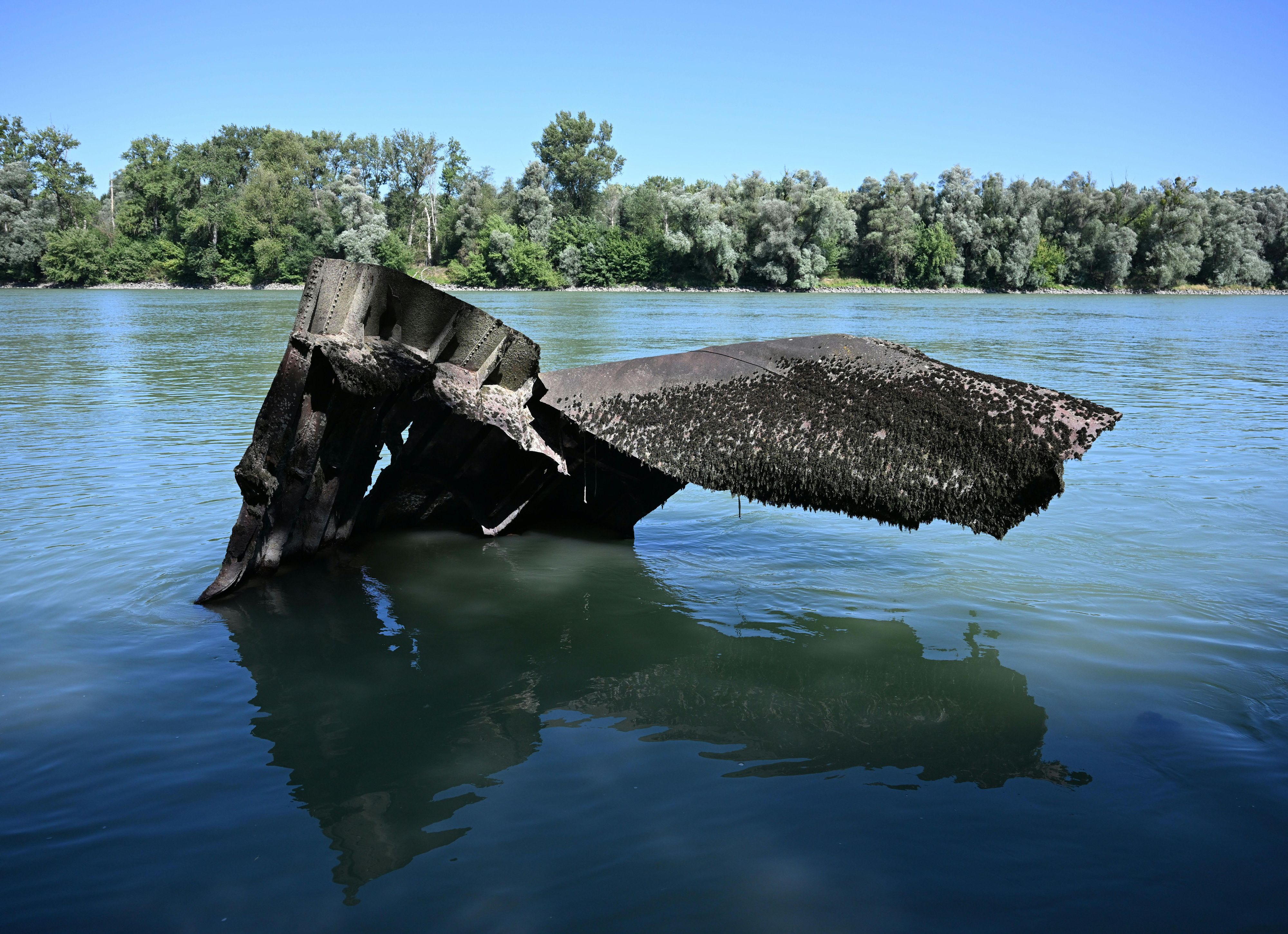 Ein Schiffswrack eines Kriegsschiffes aus dem Zweiten Weltkrieg ragt aus der Donau aufgenommen am Mittwoch, 12. August 2026, in der Nähe von Ardagger (Luftaufnahme)
