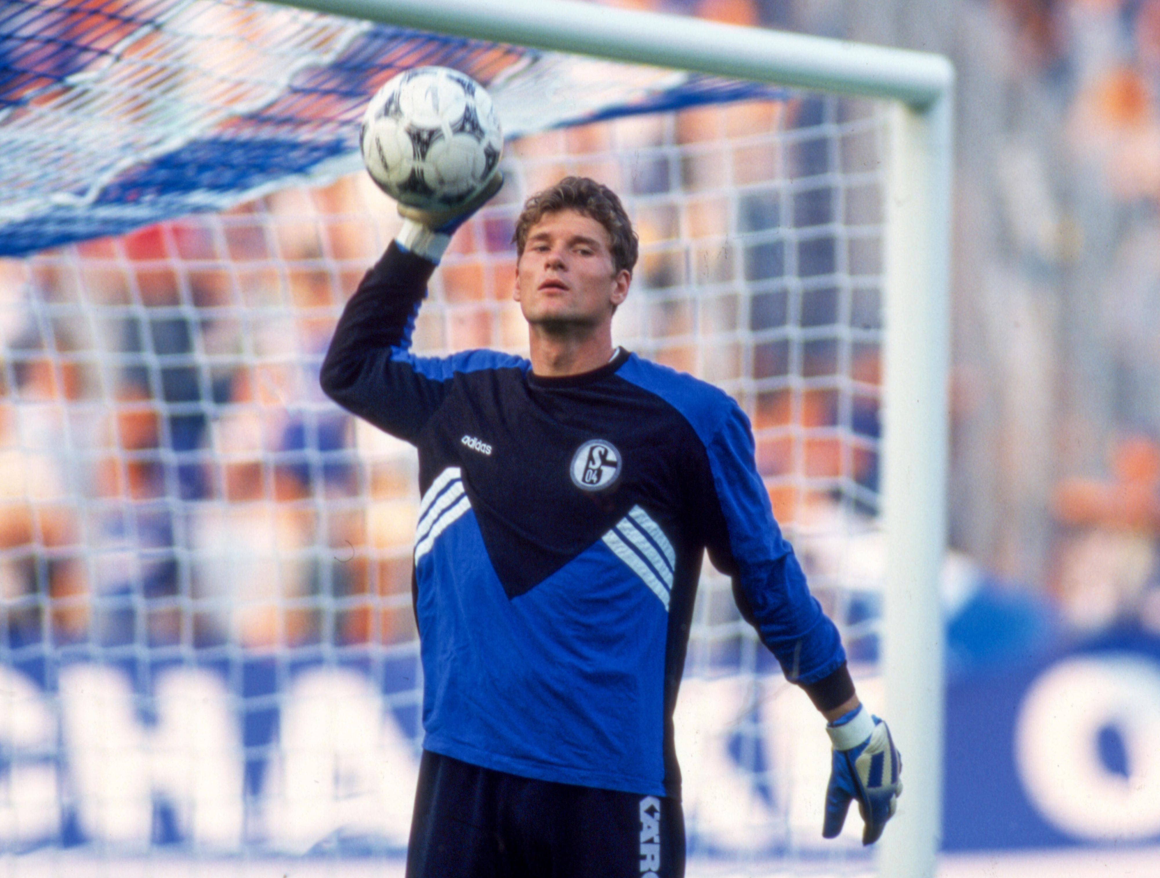 Schalke 04 - Hansa Rostock 1:3 Jens Lehmann half figureJens Lehmann im Tor des FC Schalke 04 beim Bundesliga-Spiel gegen Hansa Rostock am 18. August 1995 (Archivbild).