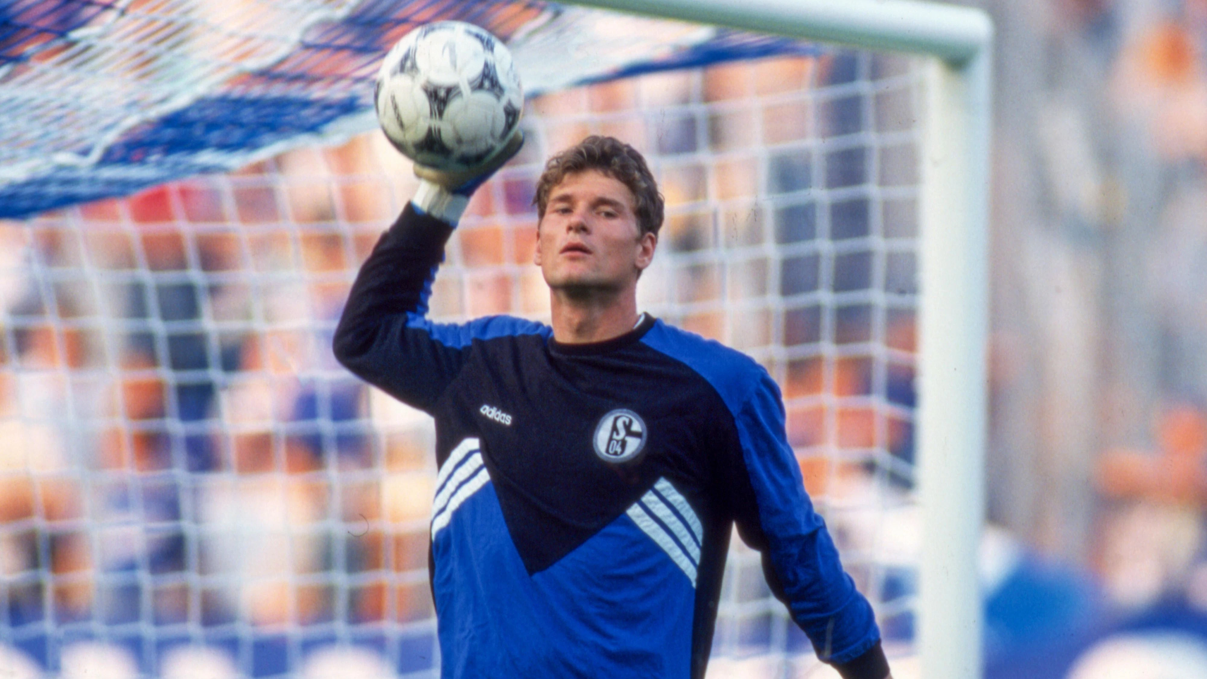 Schalke 04 - Hansa Rostock 1:3 Jens Lehmann half figureJens Lehmann im Tor des FC Schalke 04 beim Bundesliga-Spiel gegen Hansa Rostock am 18. August 1995 (Archivbild).