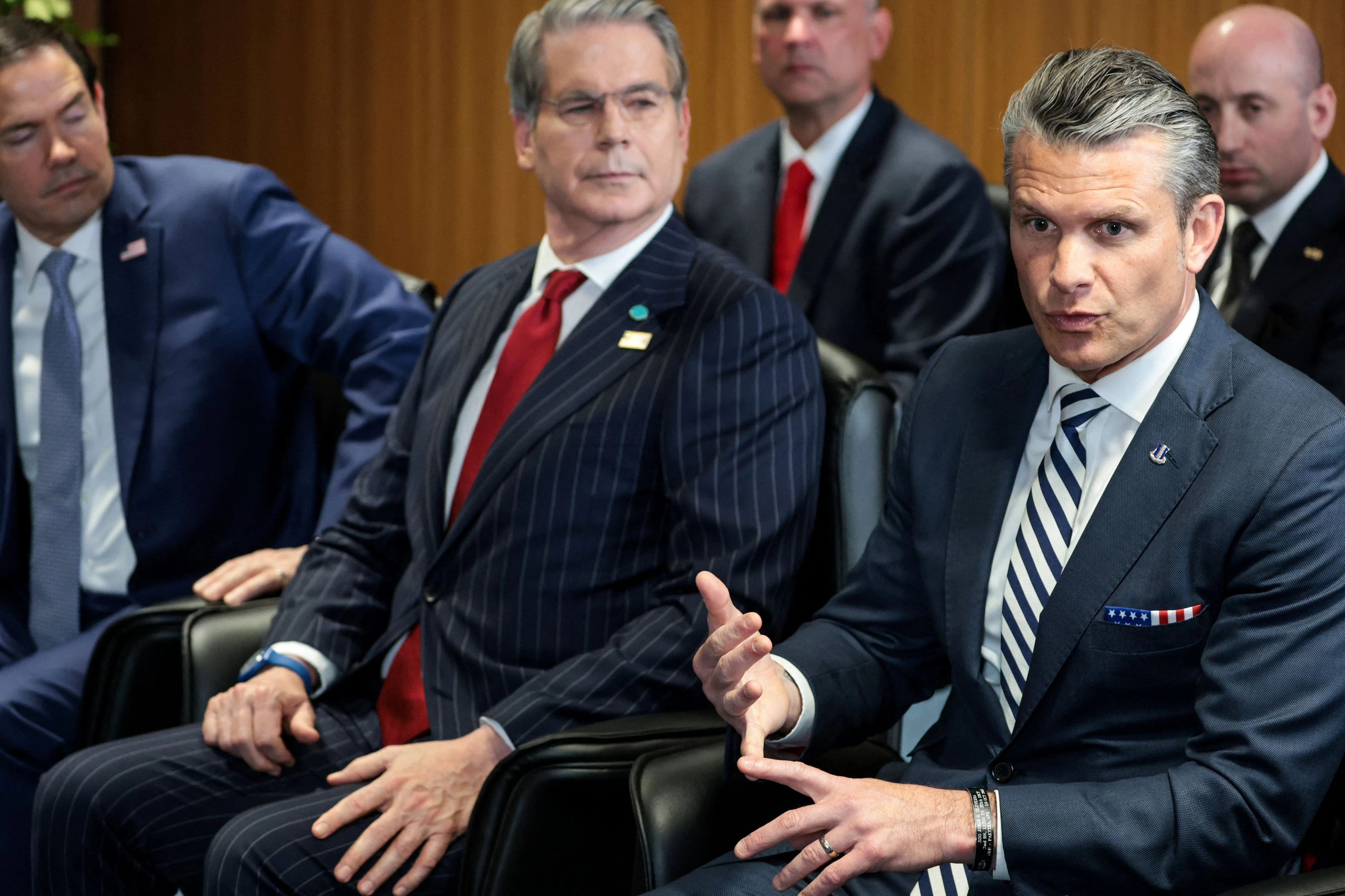 Zwei Klassen von Kabinettsmitgliedern: Verteidigungsminister Pete Hegseth (r.) flog mit Trump in der "sicheren" C-32A, während Außenminister Marco Rubio (l.) und Finanzminister Scott Bessent als Lockvögel an Bord der gefährdeten Air Force One blieben