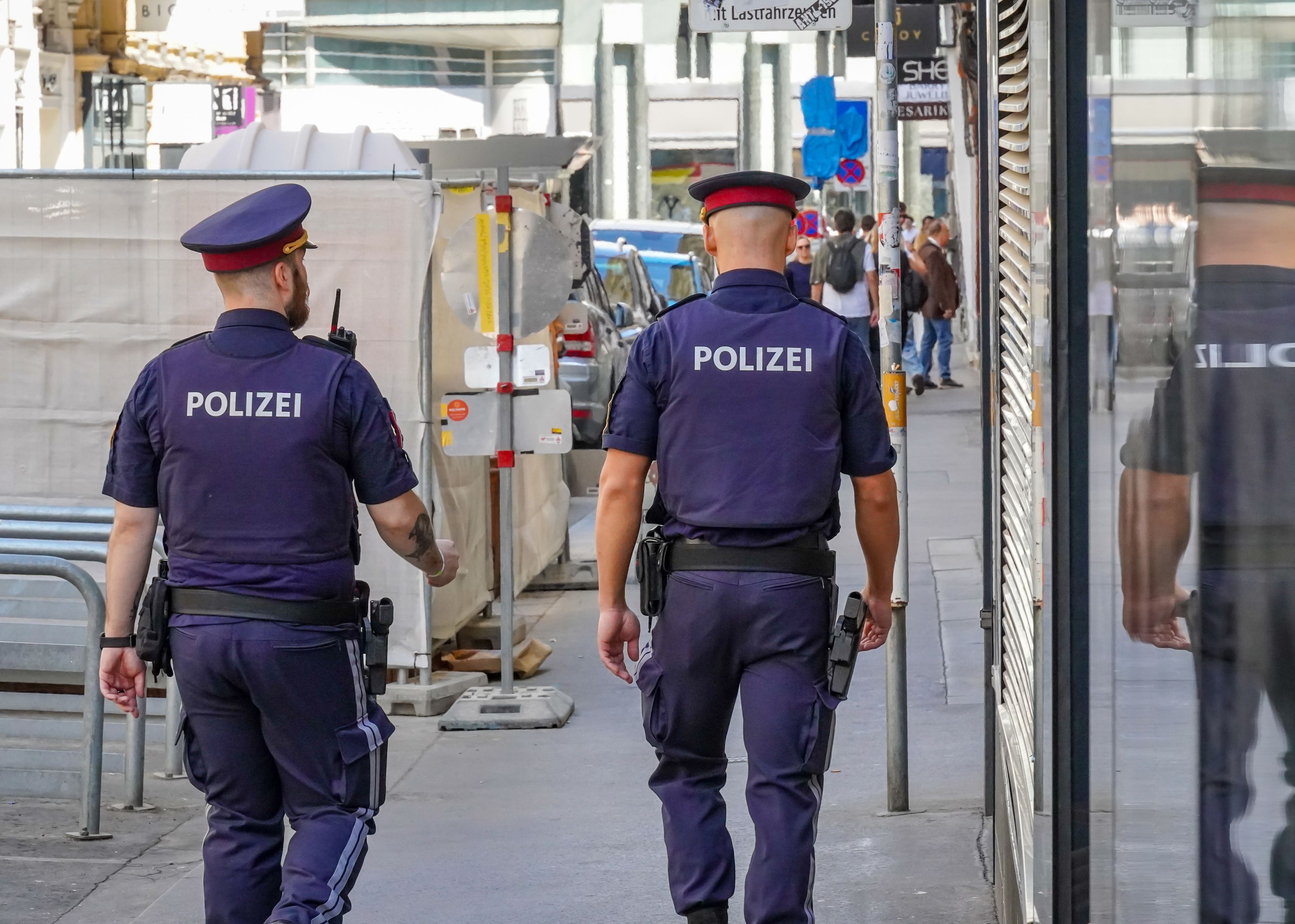 Echte Polizisten würden niemals Bargeld oder Wertgegenstände am Telefon fordern. 