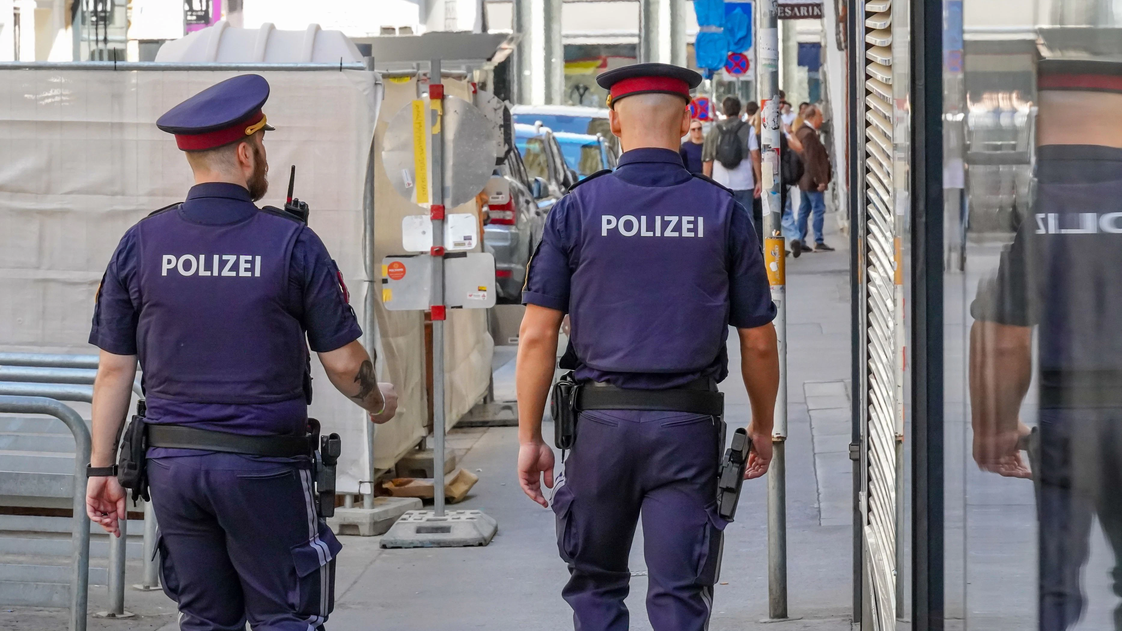 Echte Polizisten würden niemals Bargeld oder Wertgegenstände am Telefon fordern. 