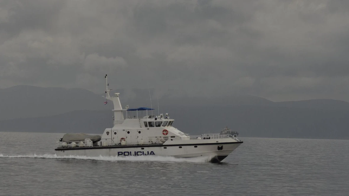 Heute.at - Bora-Sturm erfasst Touristen – Leiche aus Meer geborgen
