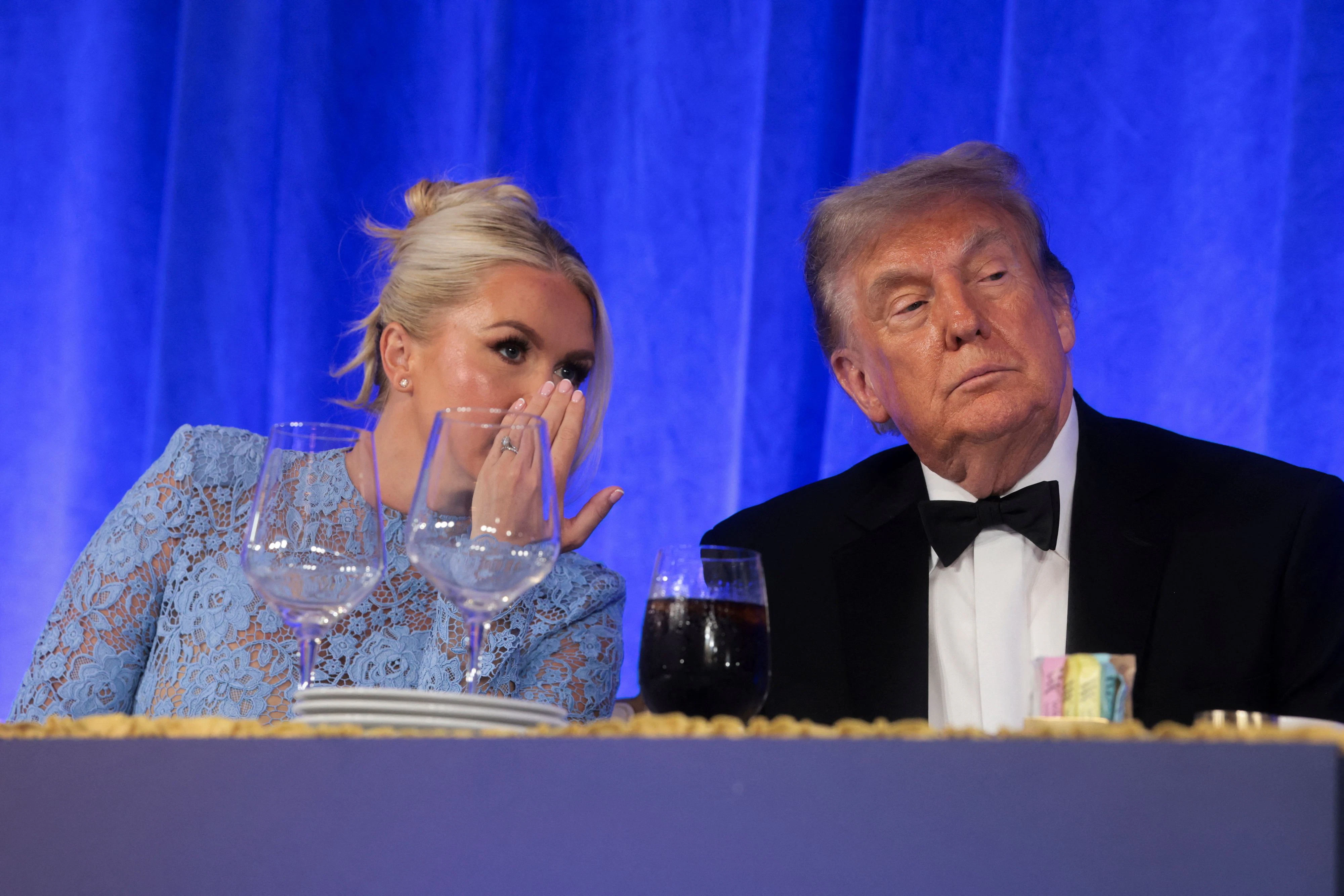 Die 28-Jährige soll dem Präsidenten und der Republikanischen Partei als Ratgeberin erhalten bleiben, so Trump auf Truth Social. Wer Leavitt nachfolgt, ist noch unklar