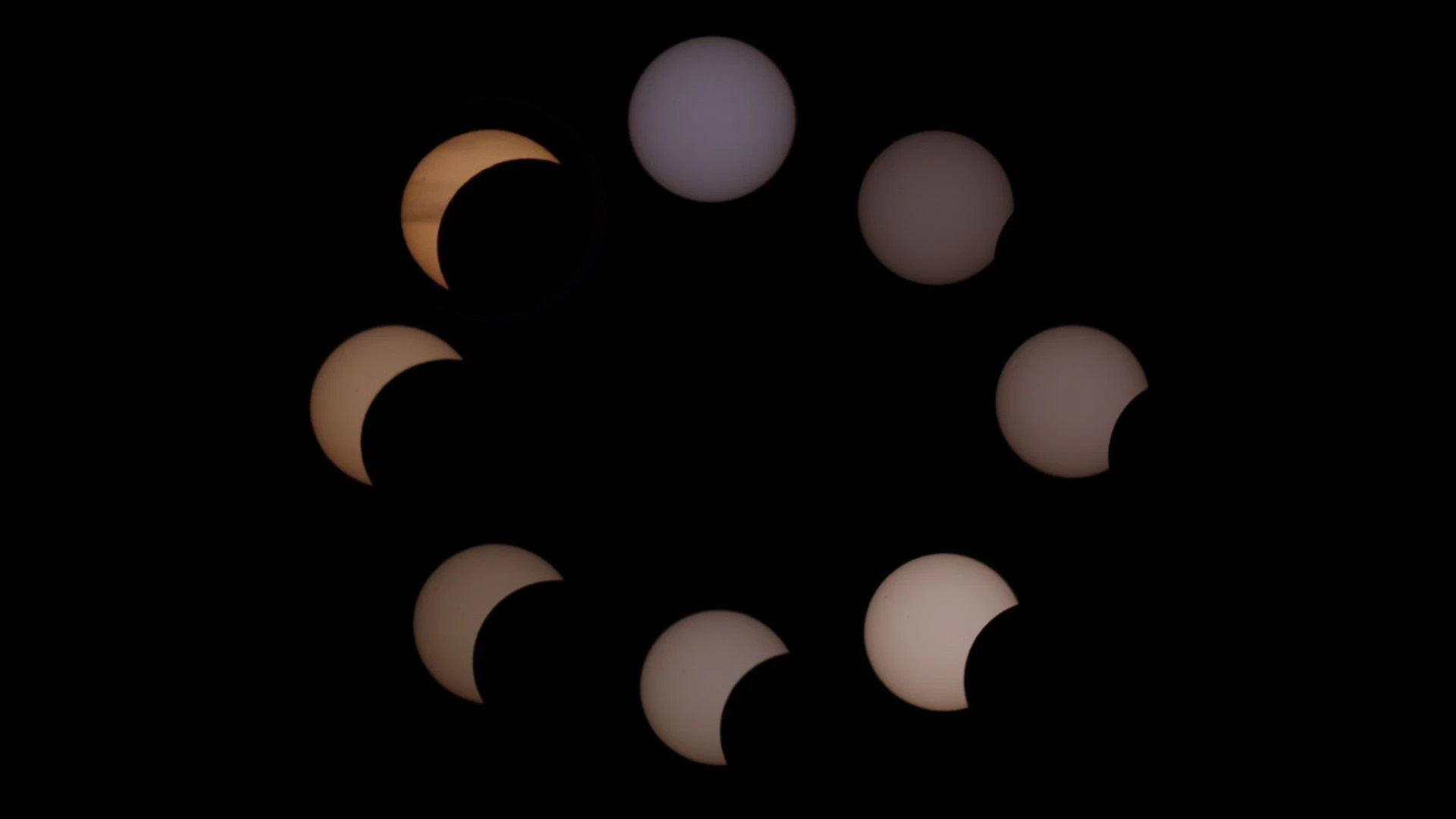 Übrigens: So schaut das Spektakel übrigens aus, wenn man der Sonne mit einem Solarfilter den Großteil des Lichtes klaut.