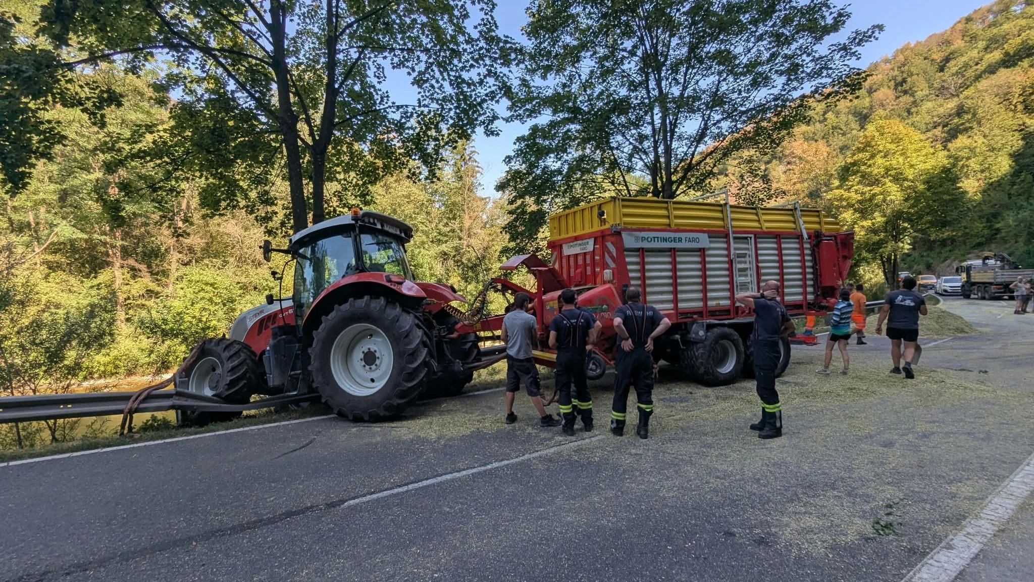 Heute.at - Traktor mit Anhänger rutschte fast in die Pielach