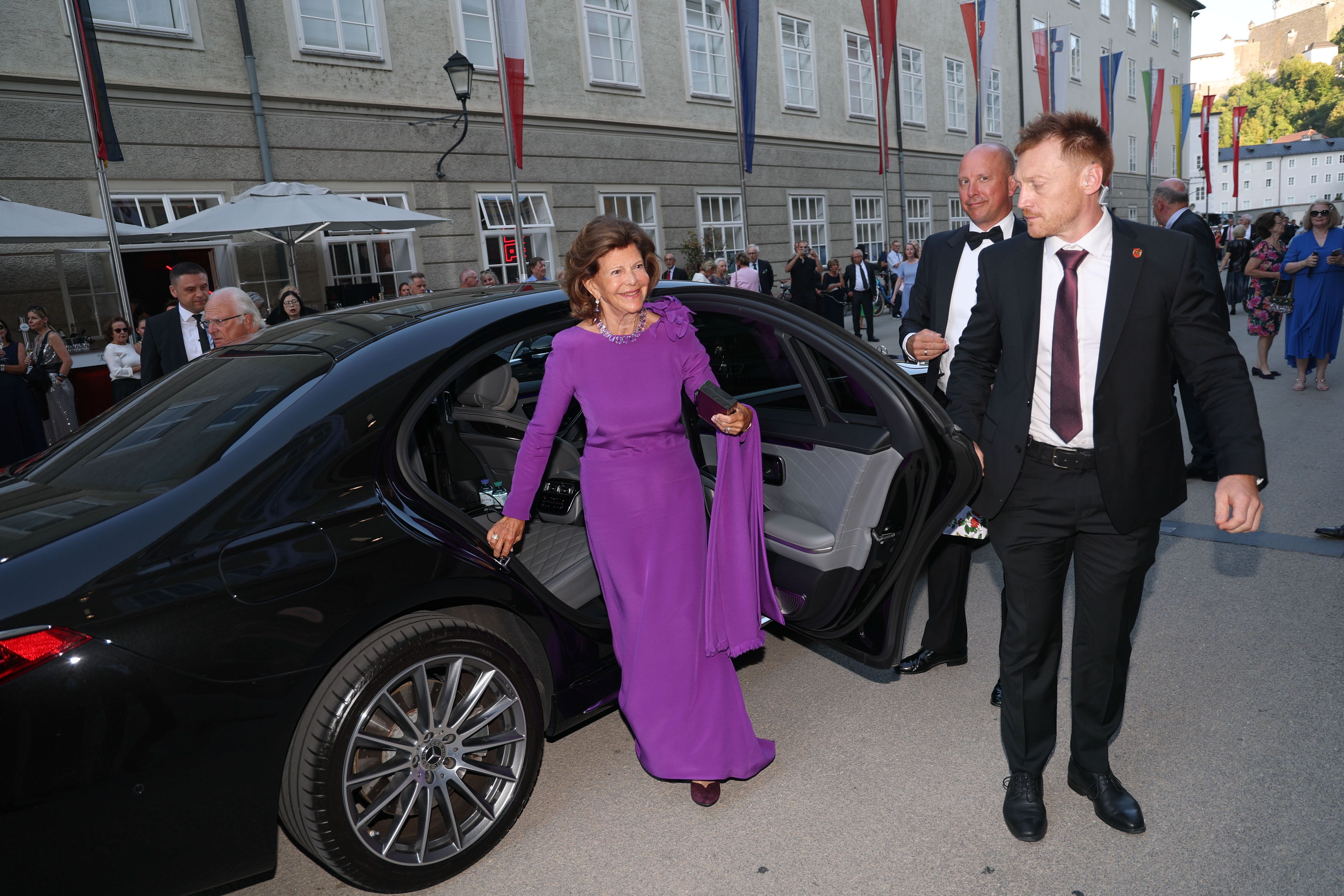 Königin Silvia von Schweden bei ihrer Ankunft beim Festspielhaus