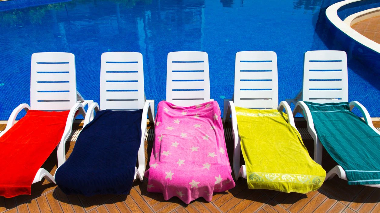 Heute.at - Diese Urlauber sind Meister beim Liegen-Reservieren
