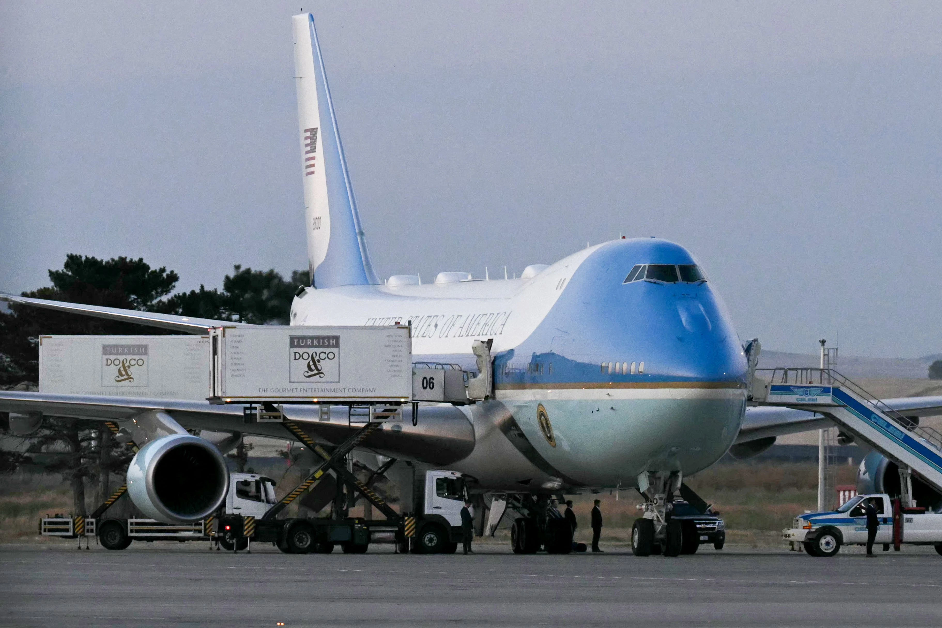 Der Catering-Container des österreichisch-stämmigen Unternehmens Do & Co, in dem der US-Präsident mutmaßlich die Air Force One wieder verließ