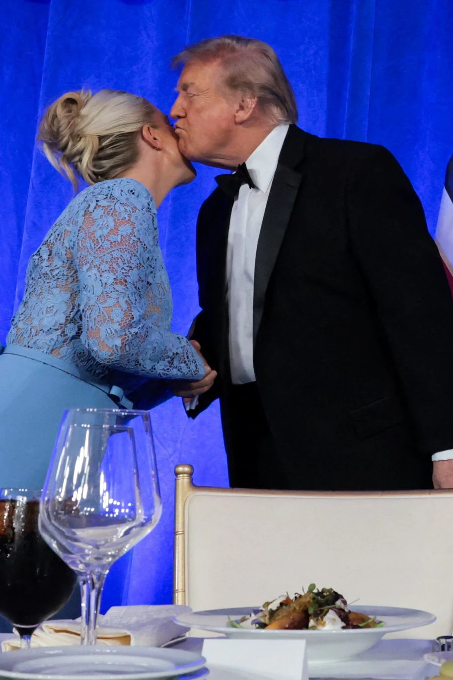 Küsschen, Küsschen: Donald Trump und Karoline Leavitt beim Dinner der White House Correspondents' Association (WHCA) am 24. Juli in Washington