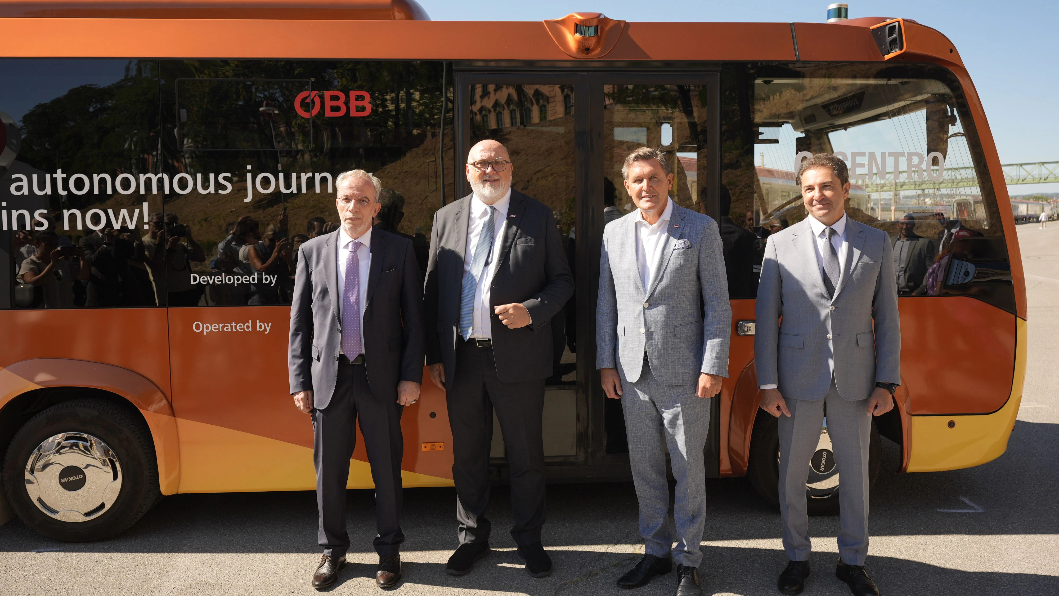 Vertreter aus Politik und Wirtschaft bei der Pressekonferenz zum vollautomatisierten E-Bus von ÖBB Postbus und Otokar (v.l.n.r.): Gürsel Dönmez (Türkischer Botschafter in Wien), CEO Andreas Matthä (ÖBB), Mobilitätsminister Peter Hanke (BMIMI) und Kerem Erman (Leiter Nutzfahrzeuge, Otokar).
