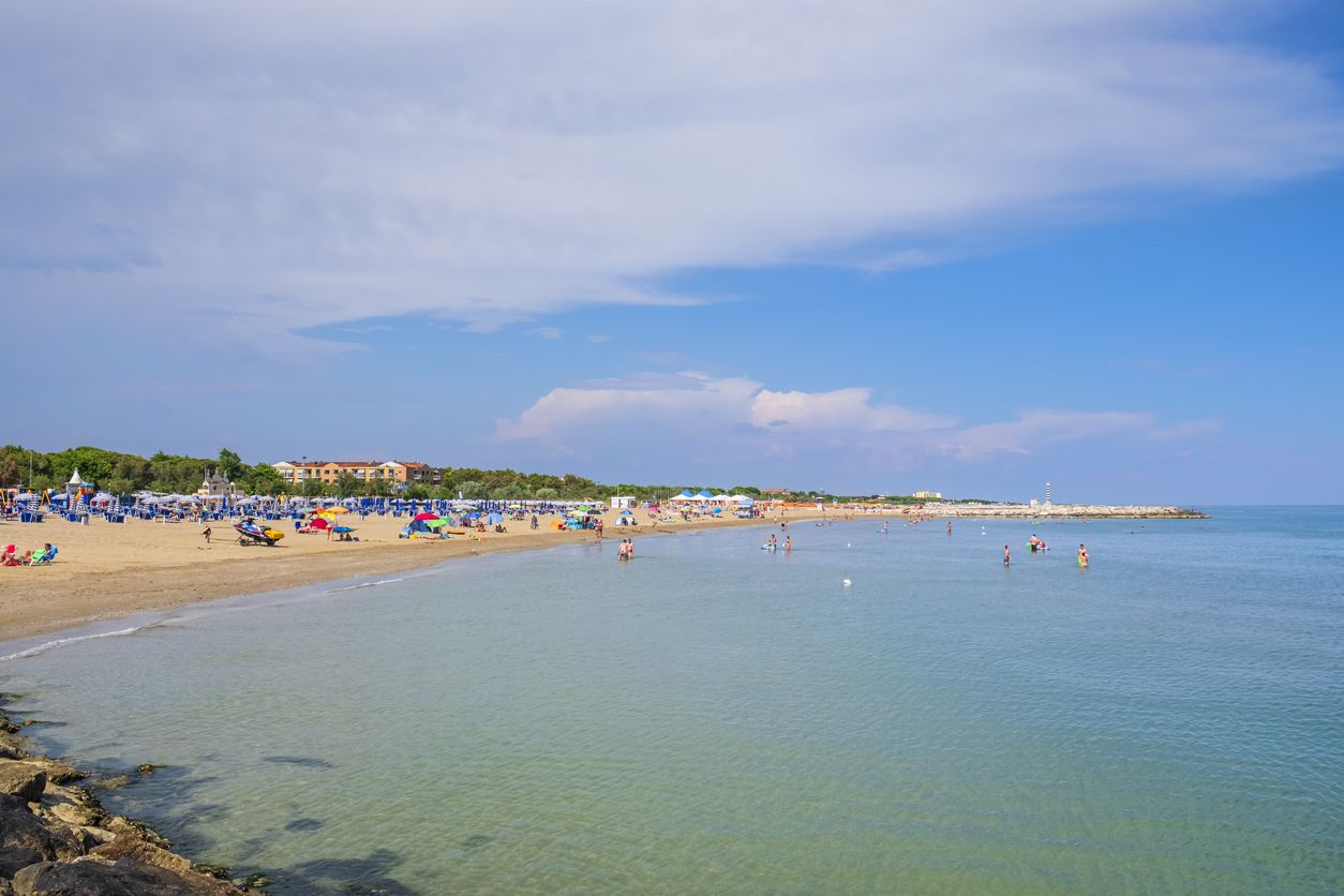 Wer in Italien in Badebekleidung vom Strand ins Ortszentrum spaziert, riskiert heuer saftige Geldstrafen.