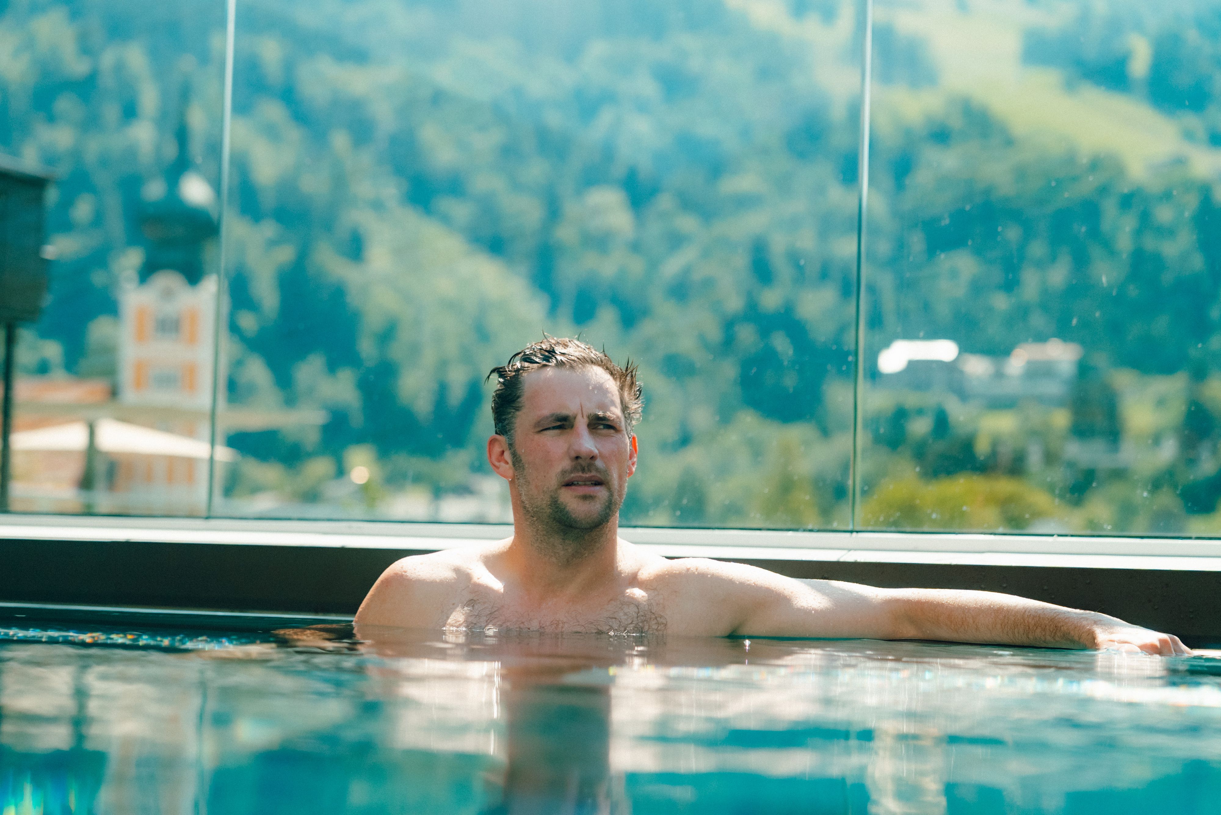 Ferdinand Seebacher erfrischt sich im Pool nach heißen Drehtagen.