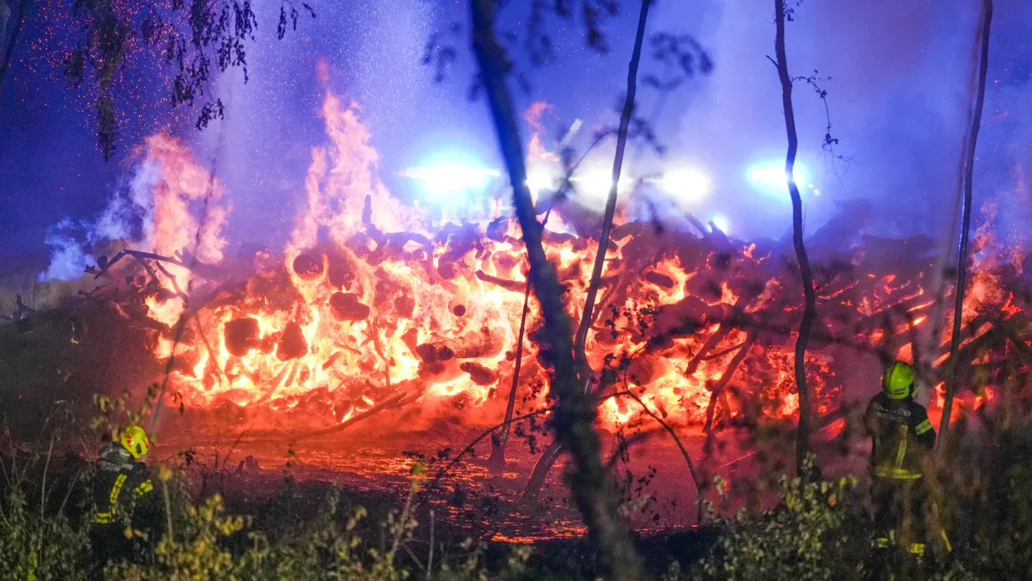 Die gewaltige Menge an brennendem Holz machte den Einsatz besonders aufwendig.