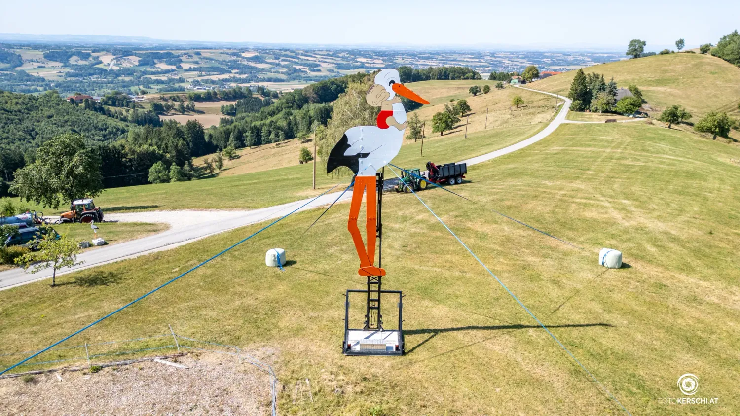 Beeindruckend: der gewaltige Storch, den Freunde in Oberschlierbach aufgestellt haben.