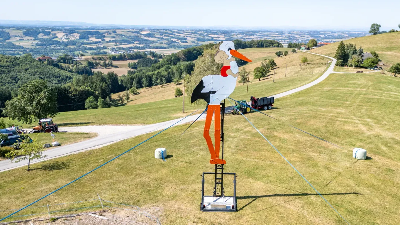 Heute.at - Überraschung für Baby Toni: 13-Meter-Storch aufgestellt