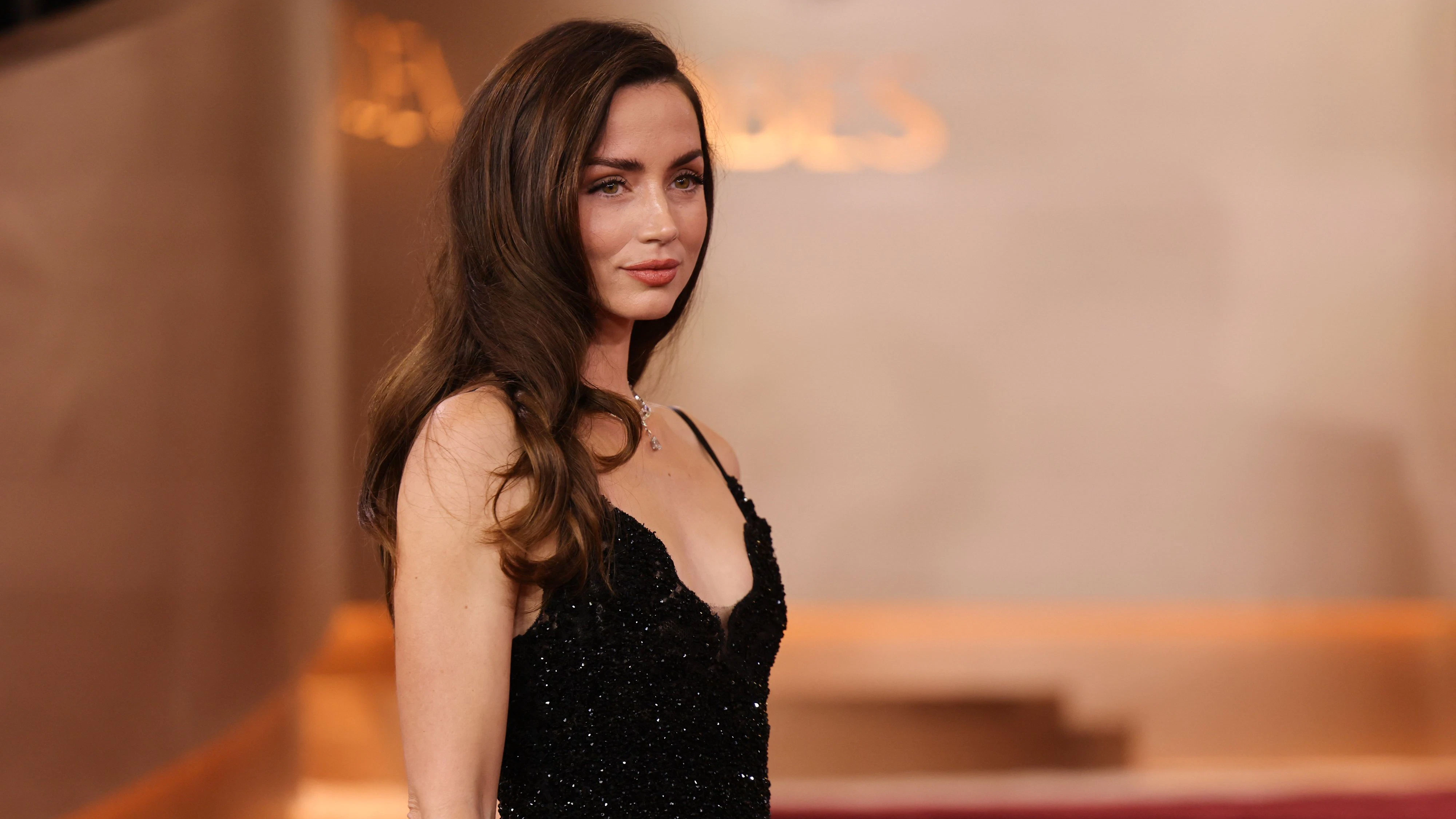 Ana de Armas zeigt sich nach dem Aus mit Tom Cruise wieder verliebt.